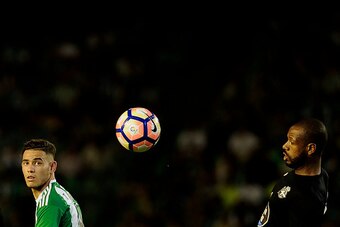 Deportivo La Coruna's Brazilian defender Sidnei (R) vies for the ball with Betis's Paraguayan Tony Sanabria during the Spanish league football match Real Betis Balompie versus Deportivo La Coruna at the Benito Villamarin stadium in Sevilla on August 26, 2