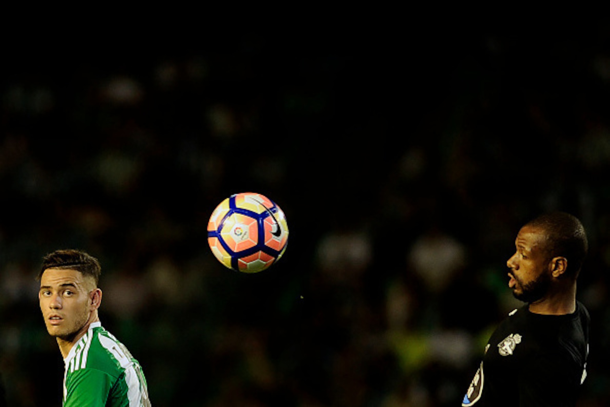 Deportivo La Coruna's Brazilian defender Sidnei (R) vies for the ball with Betis's Paraguayan Tony Sanabria during the Spanish league football match Real Betis Balompie versus Deportivo La Coruna at the Benito Villamarin stadium in Sevilla on August 26, 2