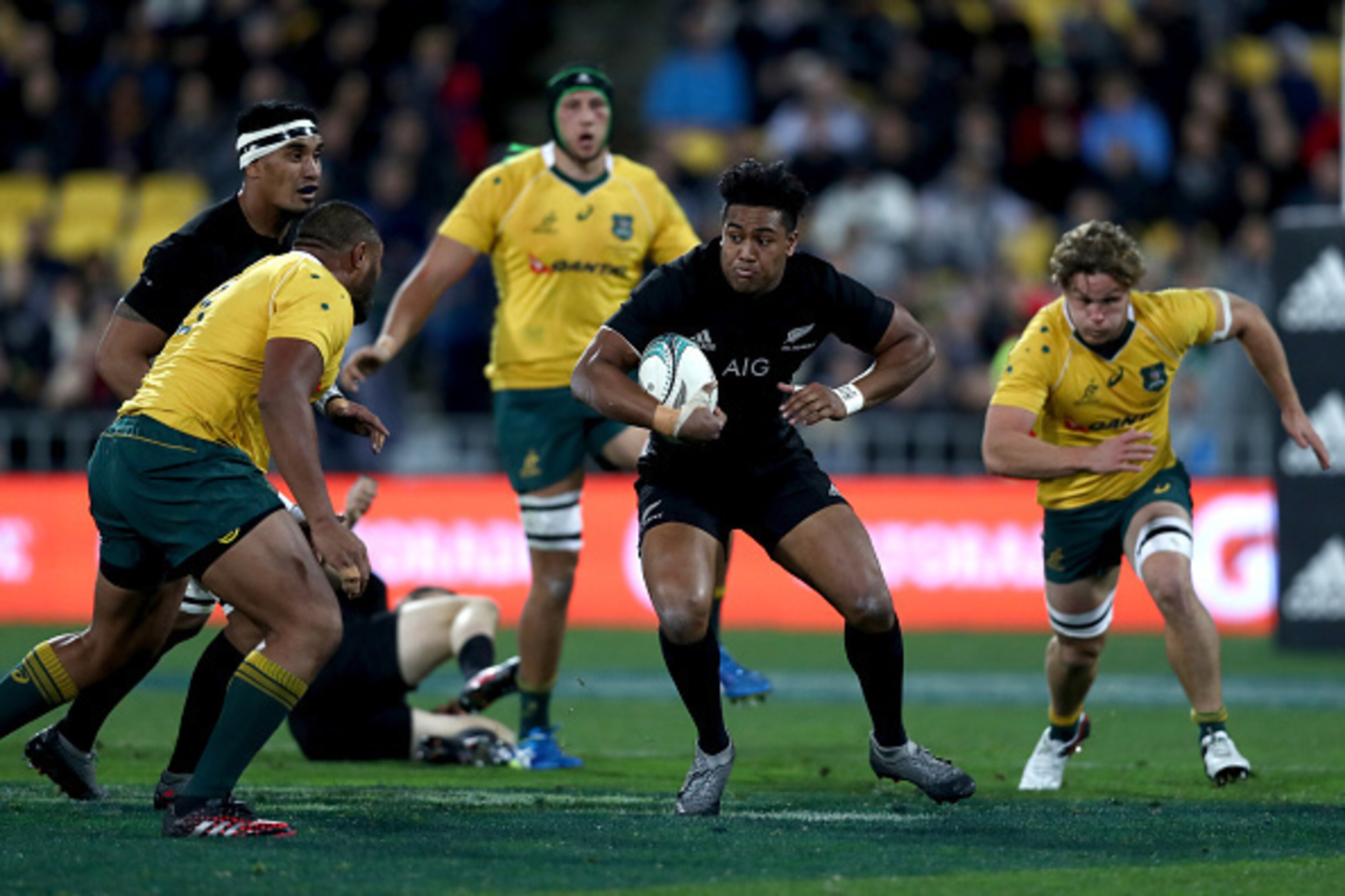 WELLINGTON, NEW ZEALAND - AUGUST 27: Julian Savea of the All Blacks takes the ball forward during the Bledisloe Cup Rugby Championship match between the New Zealand All Blacks and the Australia Wallabies at Westpac Stadium on August 27, 2016 in Wellington WELLINGTON, NEW ZEALAND - AUGUST 27: Julian Savea of the All Blacks takes the ball forward during the Bledisloe Cup Rugby Championship match between the New Zealand All Blacks and the Australia Wallabies at Westpac Stadium on August 27, 2016 in Wellington