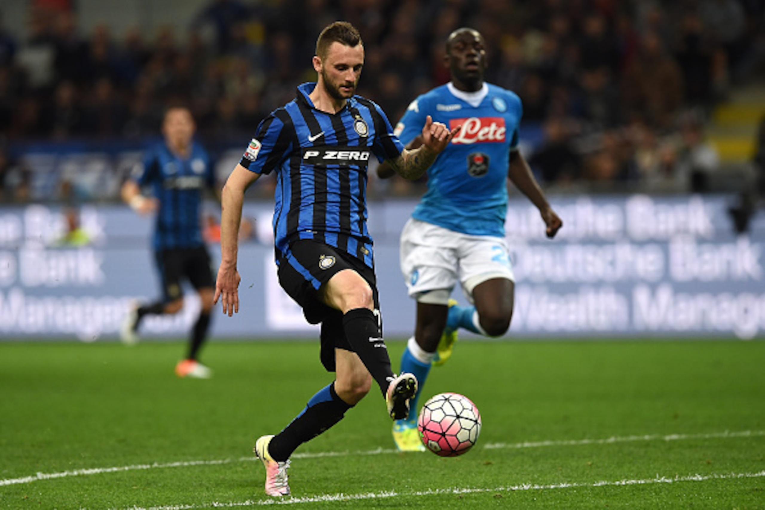 MILAN, ITALY - APRIL 16:  Marcelo Brozovic (L) of FC Internazionale Milano in action during the Serie A match between FC Internazionale Milano and SSC Napoli at Stadio Giuseppe Meazza on April 16, 2016 in Milan, Italy.  (Photo by Valerio Pennicino/Getty I