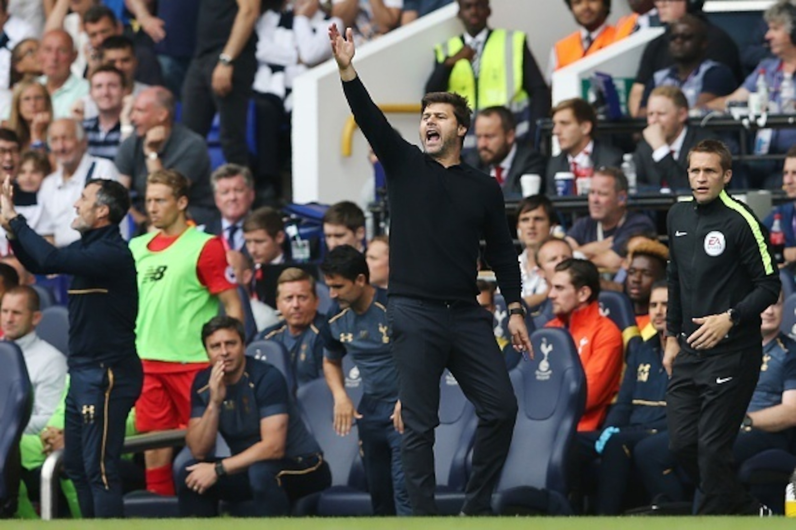 Tottenham Hotspur's Argentinian head coach Mauricio Pochettino gestures during the English Premier League football match between Tottenham Hotspur and Liverpool at White Hart Lane in London, on August 27, 2016. / AFP / JUSTIN TALLIS / RESTRICTED TO EDITOR