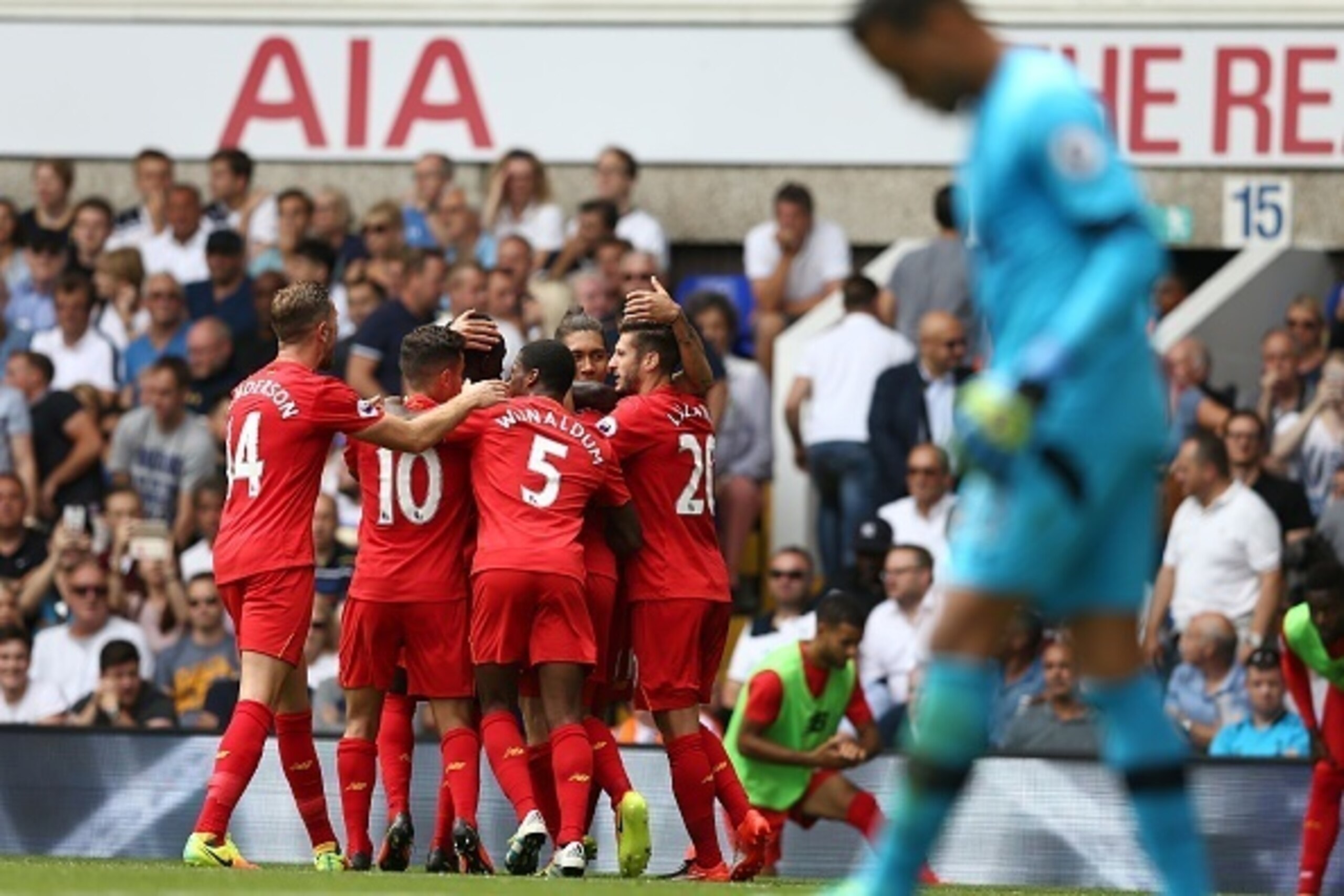 Liverpool players celebrate after English midfielder James Milner scored from the penalty spot during the English Premier League football match between Tottenham Hotspur and Liverpool at White Hart Lane in London, on August 27, 2016. / AFP / JUSTIN TALLIS