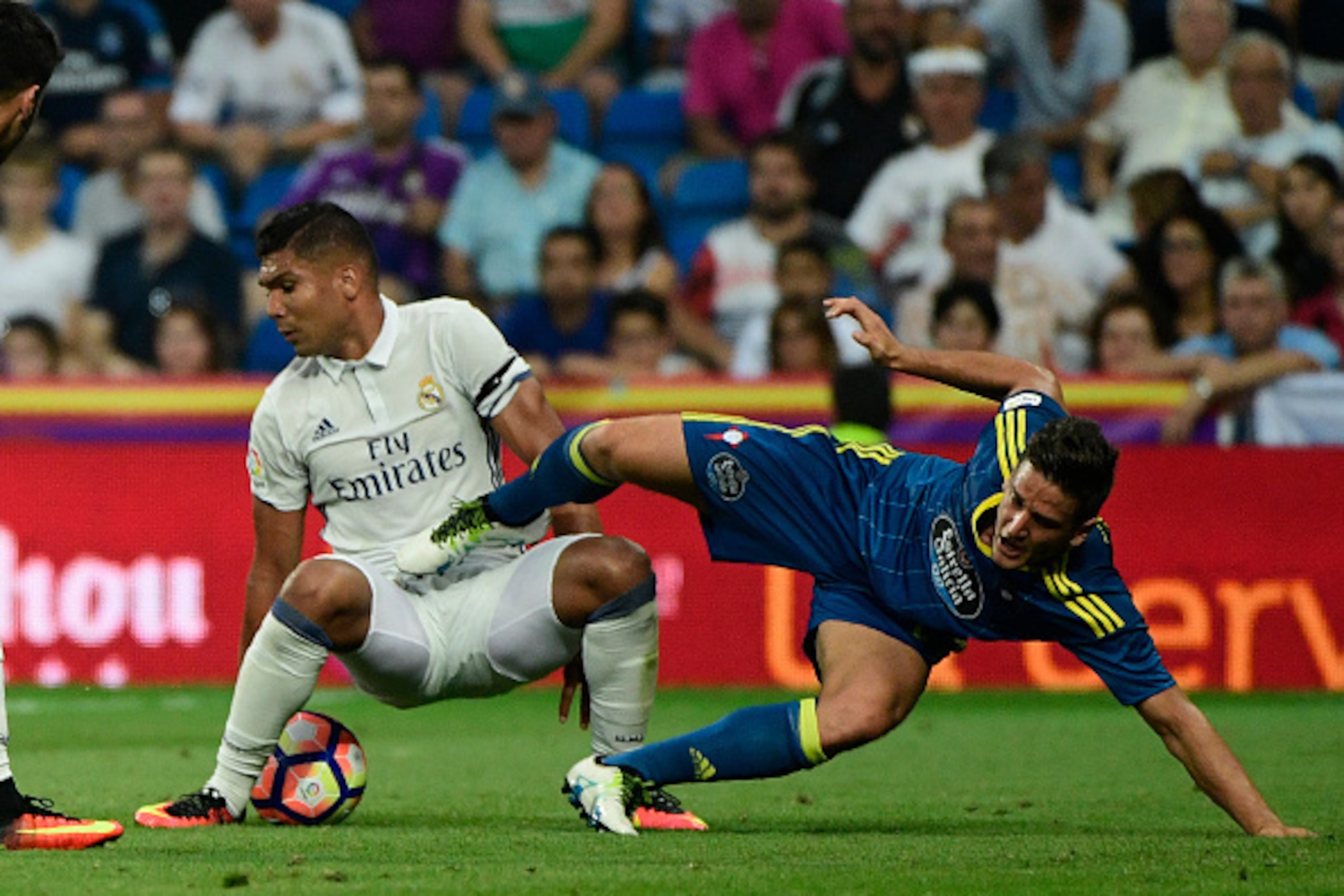 Real Madrid's Brazilian midfielder Casemiro (L) vies with Celta Vigo's Chilean forward Fabian Orellana during the Spanish league football match Real Madrid CF vs RC Celta de Vigo at the Santiago Bernabeu stadium in Madrid on August 27, 2016. / AFP / PIERR Real Madrid's Brazilian midfielder Casemiro (L) vies with Celta Vigo's Chilean forward Fabian Orellana during the Spanish league football match Real Madrid CF vs RC Celta de Vigo at the Santiago Bernabeu stadium in Madrid on August 27, 2016. / AFP / PIERR