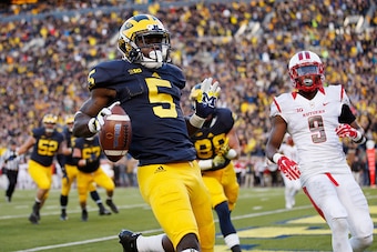 ANN ARBOR, MI - NOVEMBER 07:  Jabrill Peppers #5 of the Michigan Wolverines runs in for a second quarter touchdown in front of Saquan Hampton #9 of the Rutgers Scarlet Knights on November 7, 2015 at Michigan Stadium in Ann Arbor, Michigan. (Photo by Grego