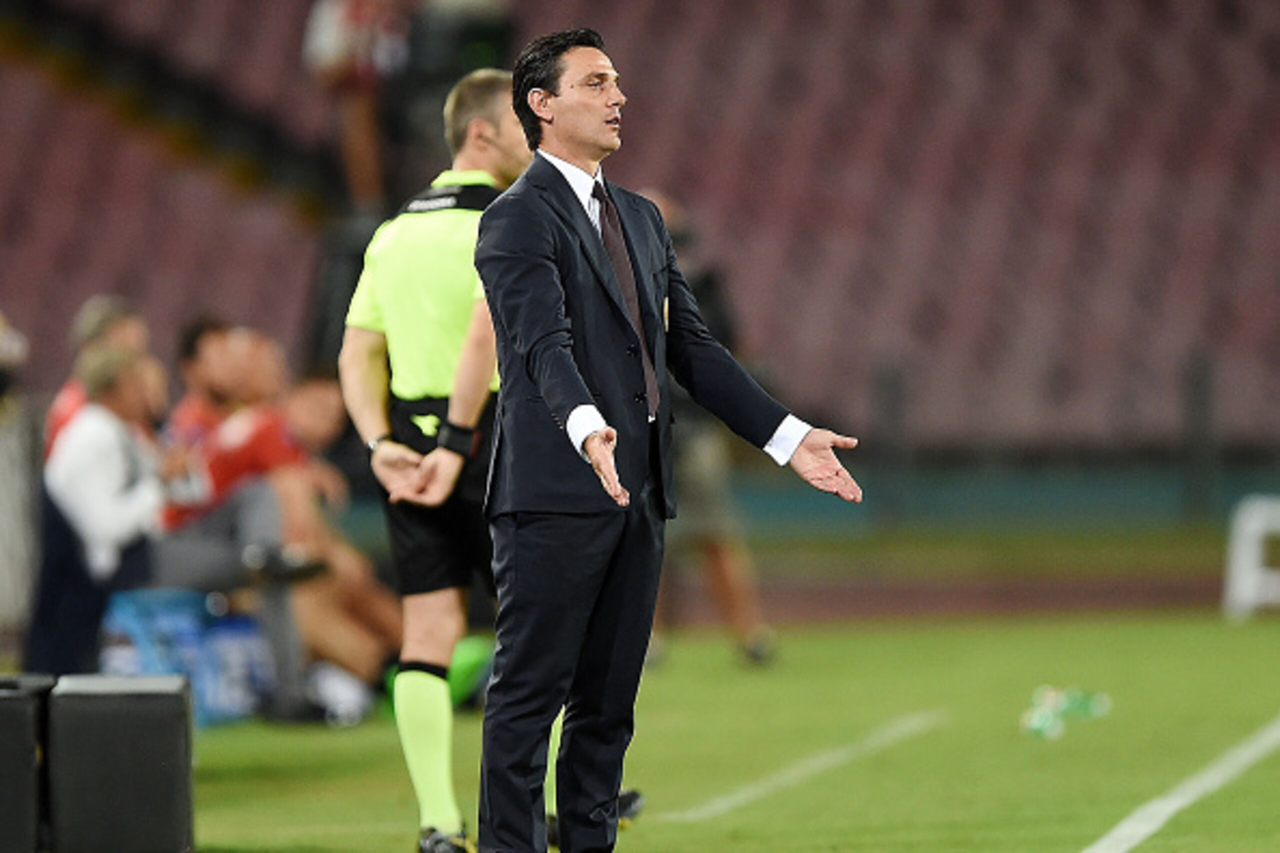 NAPLES, ITALY - AUGUST 27: AC Milan's coach Vincenzo Montella gestures during the Serie A match between SSC Napoli and AC Milan at Stadio San Paolo on August 27, 2016 in Naples, Italy.  (Photo by Francesco Pecoraro/Getty Images)