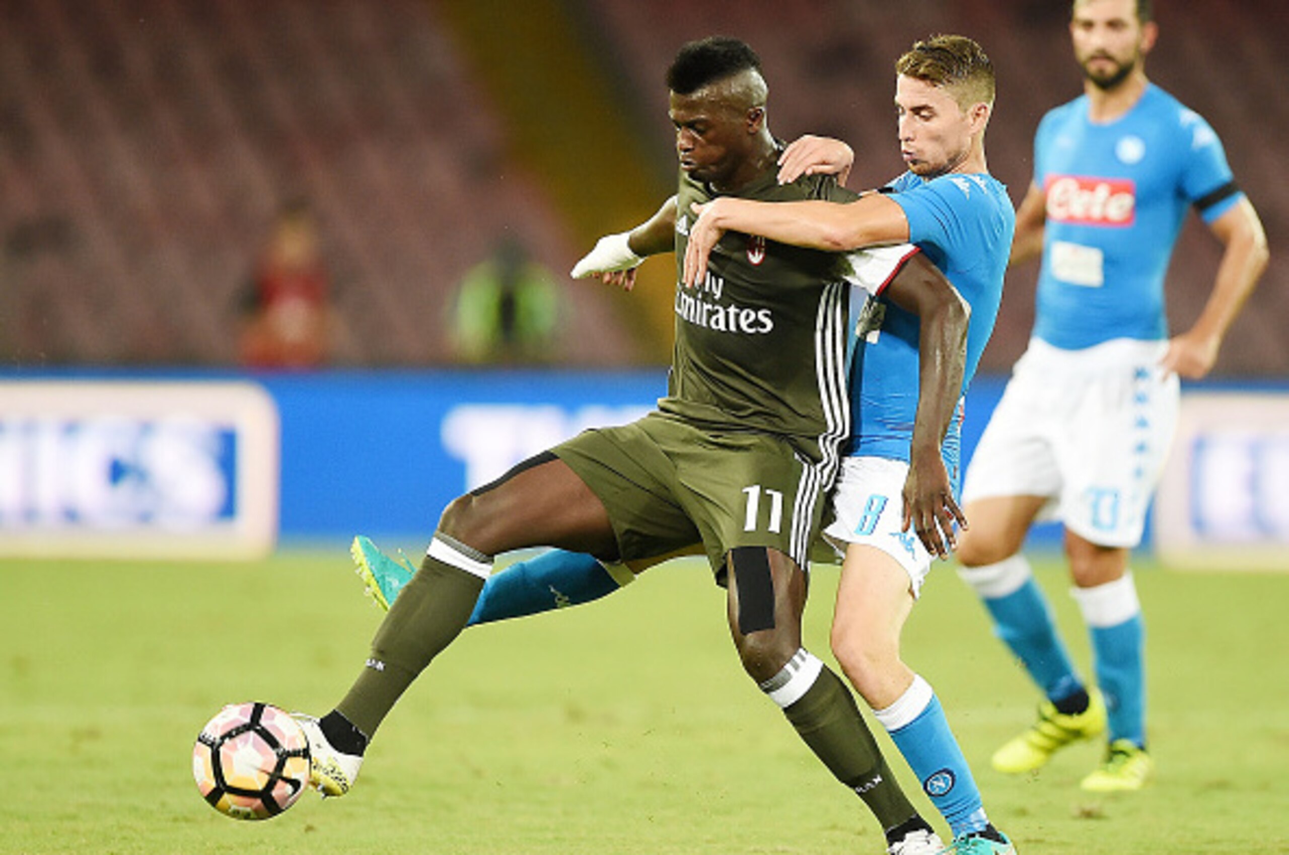 NAPLES, ITALY - AUGUST 27: Napoli's player Jorginho vies with AC Milan player M'Baye Niang during the Serie A match between SSC Napoli and AC Milan at Stadio San Paolo on August 27, 2016 in Naples, Italy.  (Photo by Francesco Pecoraro/Getty Images)