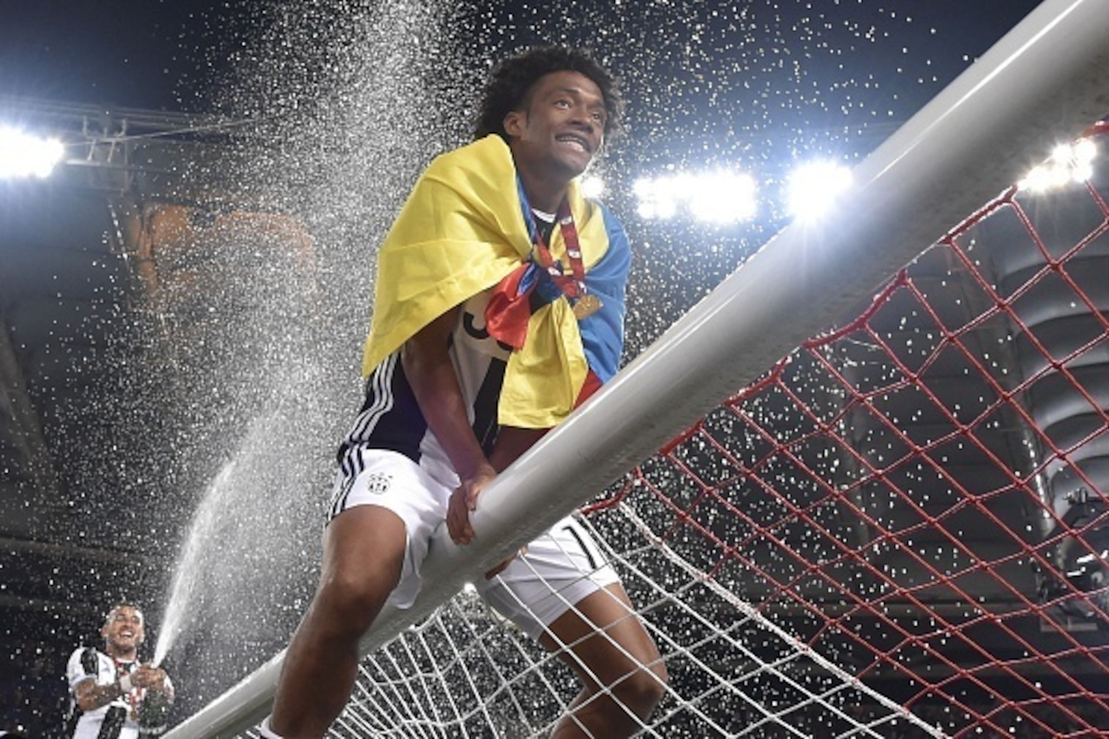 Juventus' forward from Colombia Juan Cuadrado celebrates after winning the Italian Tim Cup final football match AC Milan vs Juventus on May 21, 2016 at the Olympic Stadium in Rome.  Juventus won 0-1 in the extra time.     AFP PHOTO / TIZIANA FABI / AFP / 