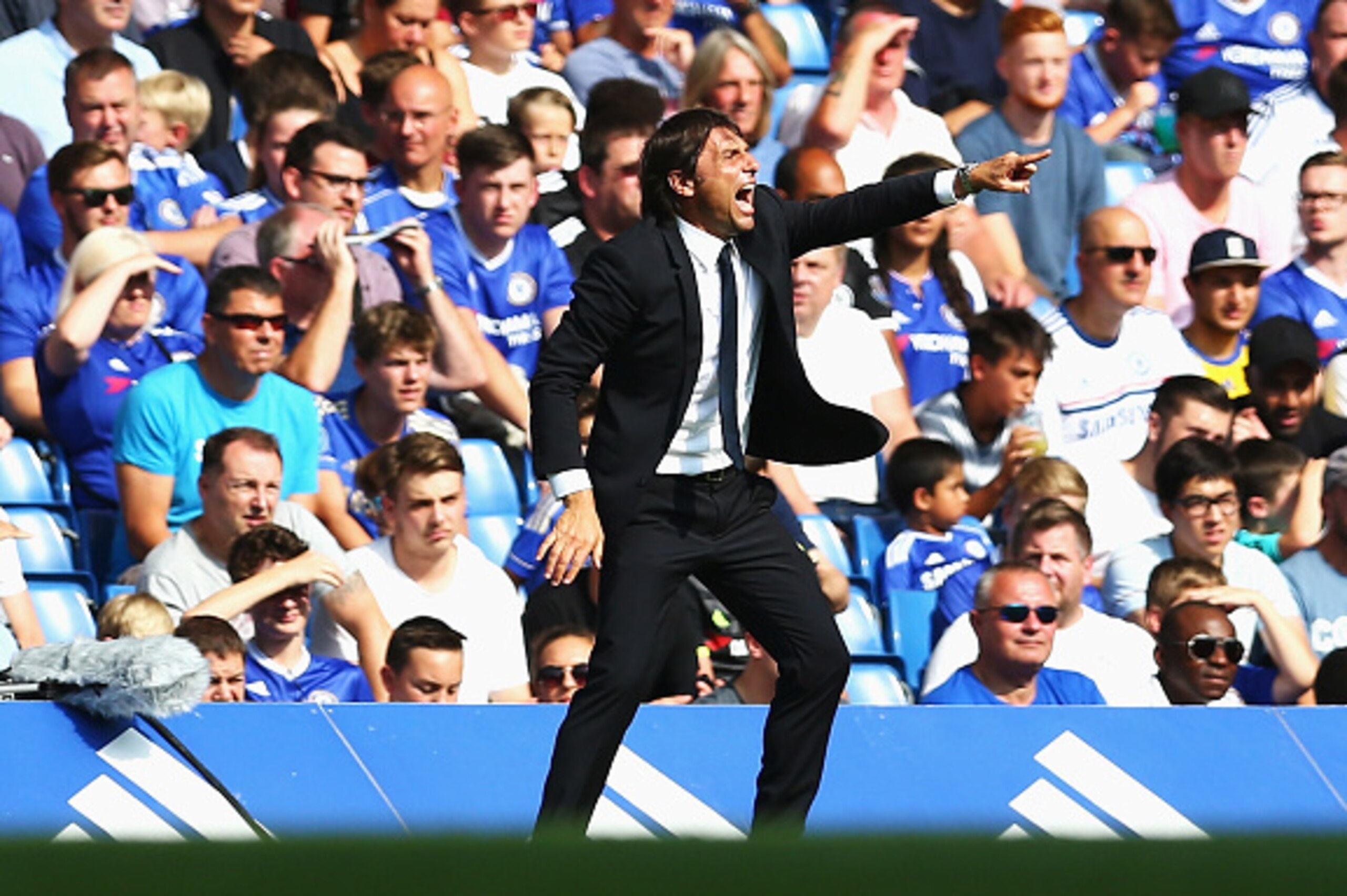 LONDON, ENGLAND - AUGUST 27: Antonio Conte, Manager of Chelsea reacts during the Premier League match between Chelsea and Burnley at Stamford Bridge on August 27, 2016 in London, England.  (Photo by Steve Bardens/Getty Images)