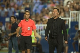 Atletico Madrid's Argentinian coach Diego Simeone shouts during the Spanish league football match Club Deportivo Leganes SAD vs Club Atletico de Madrid at the Estadio Municipal Butarque in Leganes on the outskirts of Madrid on August 27, 2016. / AFP / CUR