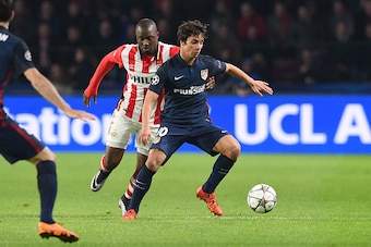 Atletico Madrid's midfielder Oliver Torres (R) controls the ball during the UEFA Champions League round of 16 first leg football match between PSV Eindhoven and Atletico Madrid at the Philips Stadium in Eindhoven on February 24, 2016. AFP PHOTO / EMMANUEL