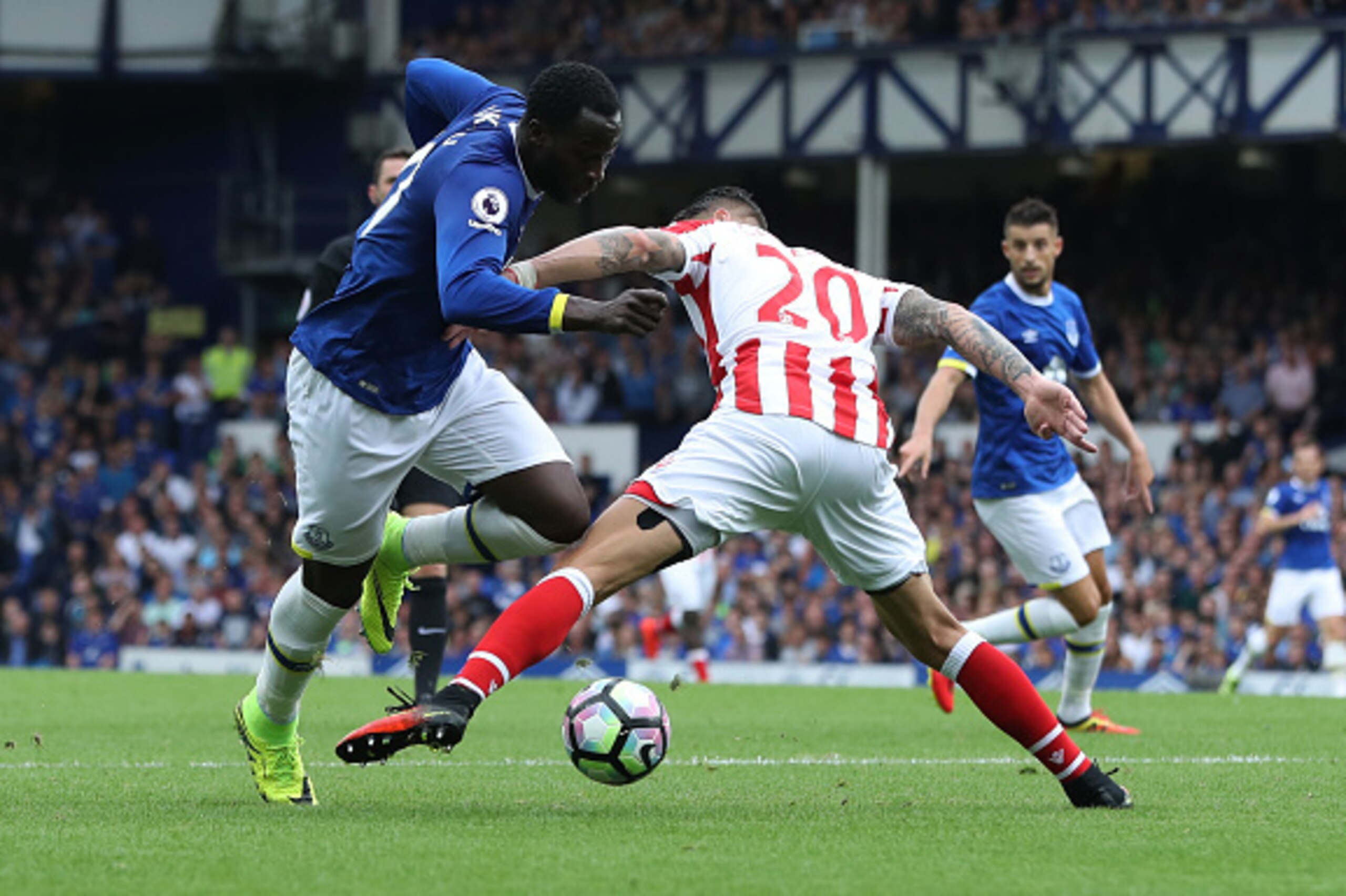 LIVERPOOL, ENGLAND - AUGUST 27:  Romelu Lukaku of Everton vies with Geoff Cameron of Stoke City during the Premier League match between Everton and Stoke City at Goodison Park on August 27, 2016 in Liverpool, England. (Photo by Ian MacNicol/Getty Images)