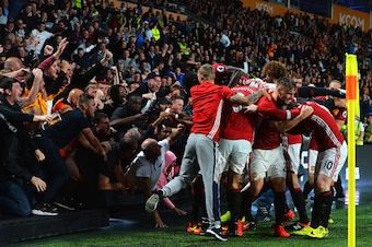 HULL, ENGLAND - AUGUST 27: Marcus Rashford of Manchester celebrates scoring his sides first goal with his team mates during the Premier League match between Hull City and Manchester United at KCOM Stadium on August 27, 2016 in Hull, England.  (Photo by Ma