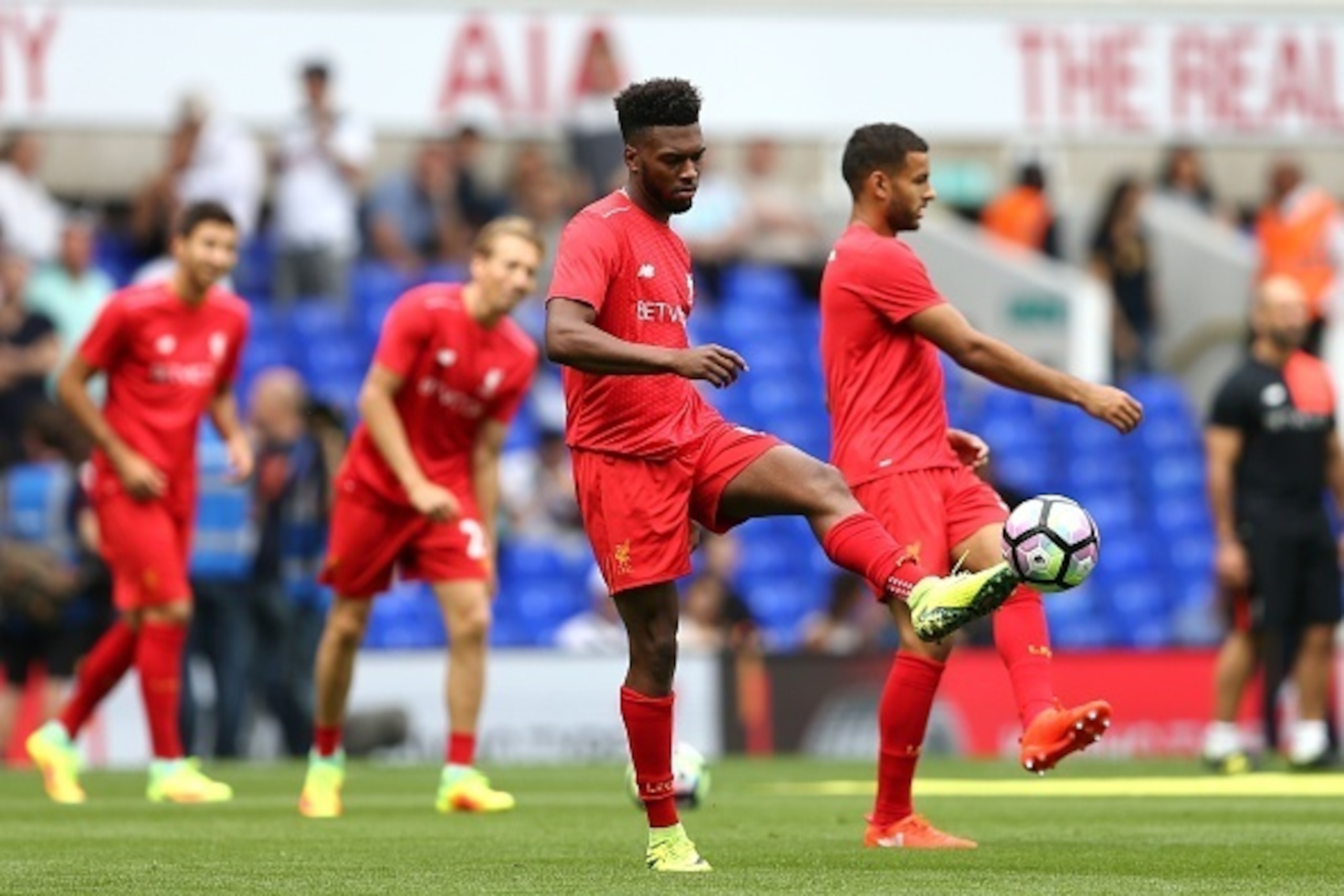 Liverpool's English striker Daniel Sturridge (C) warms up before the English Premier League football match between Tottenham Hotspur and Liverpool at White Hart Lane in London, on August 27, 2016. / AFP / JUSTIN TALLIS / RESTRICTED TO EDITORIAL USE. No us Liverpool's English striker Daniel Sturridge (C) warms up before the English Premier League football match between Tottenham Hotspur and Liverpool at White Hart Lane in London, on August 27, 2016. / AFP / JUSTIN TALLIS / RESTRICTED TO EDITORIAL USE. No us