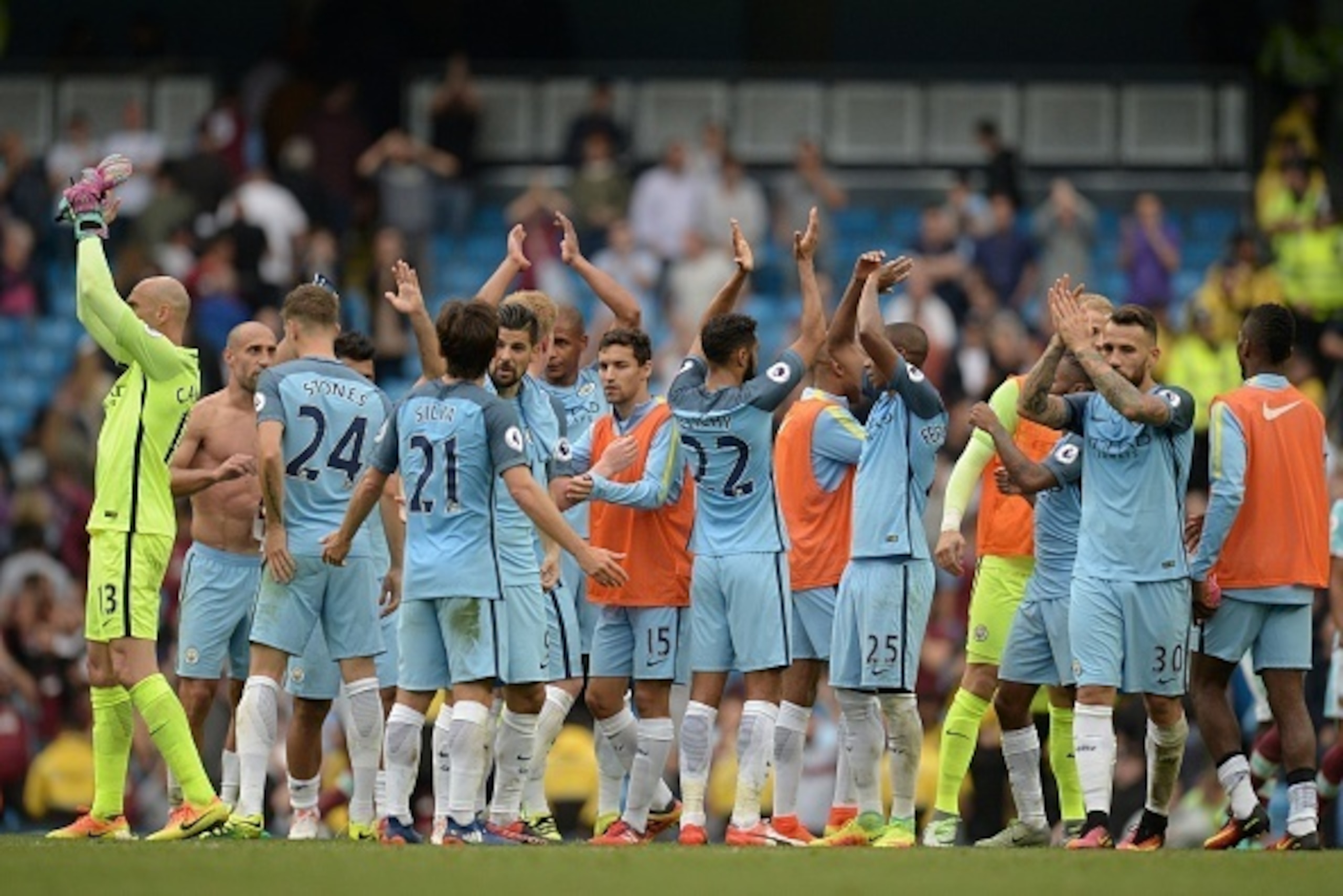 Manchester City players celebrate after winning the English Premier League football match between Manchester City and West Ham United at the Etihad Stadium in Manchester, north west England, on August 28, 2016. / AFP / OLI SCARFF / RESTRICTED TO EDITORIAL