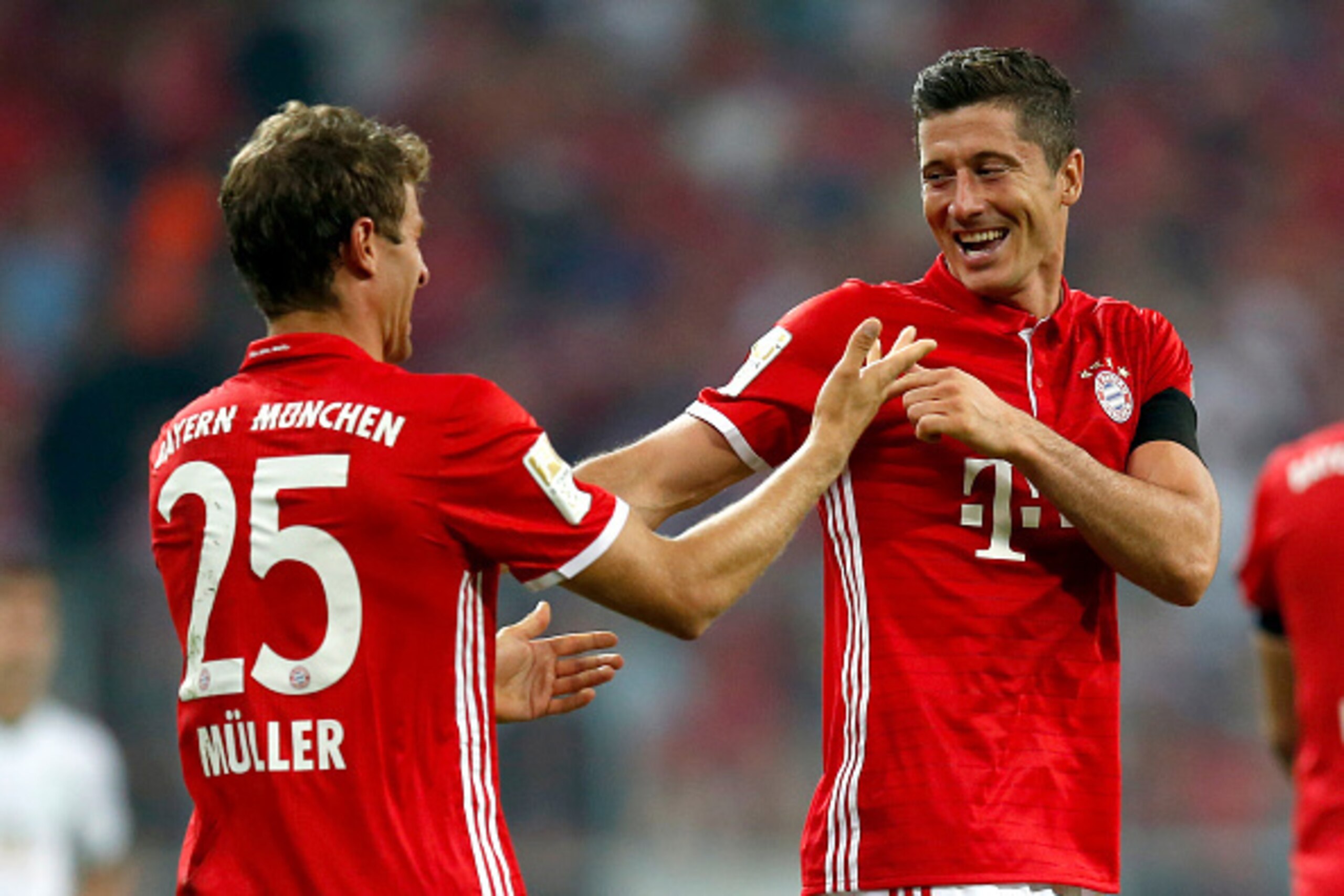 MUNICH, GERMANY - AUGUST 26:  Robert Lewandowski (R) of Bayern Muenchen celebrates scoring his team's third goal with his team mate Thomas Mueller during the Bundesliga match between Bayern Muenchen and Werder Bremen at Allianz Arena on August 26, 2016 in