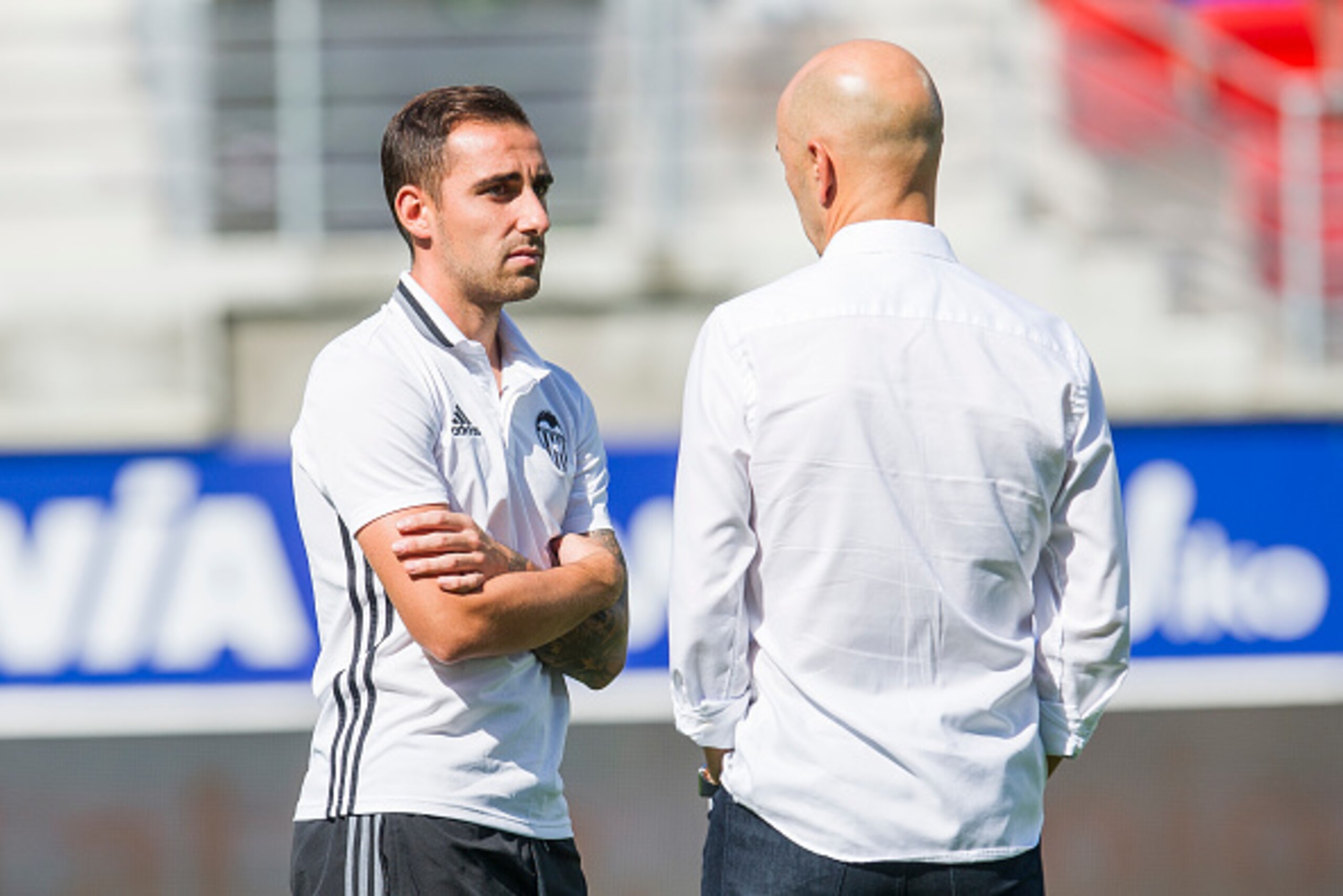 EIBAR, SPAIN - AUGUST 27: Head coach Francisco Martin Ayestaran and Paco Alcacer of Valencia CF prior to the start the La Liga match between SD Eibar and Valencia CF at Ipurua Municipal Stadium on August 27, 2016 in Eibar, Spain. (Photo by Juan Manuel S EIBAR, SPAIN - AUGUST 27: Head coach Francisco Martin Ayestaran and Paco Alcacer of Valencia CF prior to the start the La Liga match between SD Eibar and Valencia CF at Ipurua Municipal Stadium on August 27, 2016 in Eibar, Spain. (Photo by Juan Manuel S