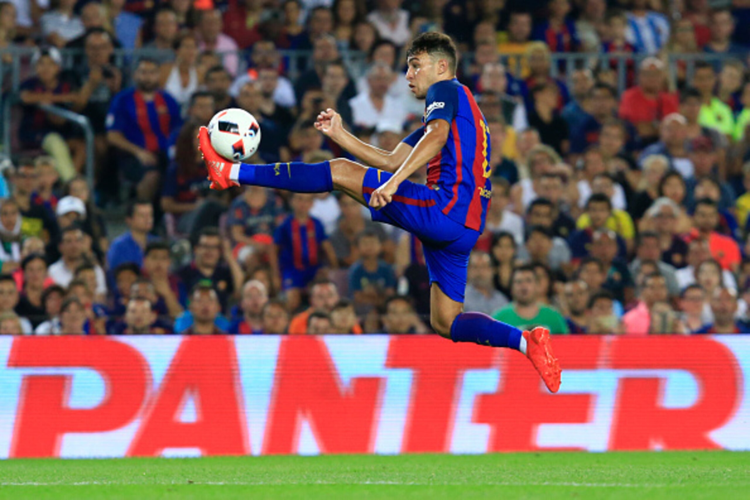Barcelona's forward Munir El Haddadi controls the ball during the second leg of the Spanish Supercup football match between FC Barcelona and Sevilla FC at the Camp Nou stadium in Barcelona on August 17, 2016. / AFP / PAU BARRENA        (Photo credit shoul