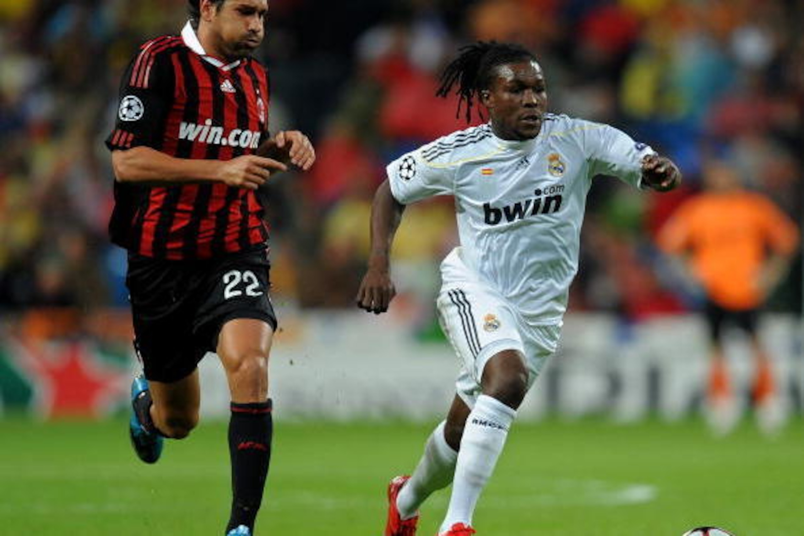 MADRID, SPAIN - OCTOBER 21:  Royston Drenthe (R) of Real Madrid runs for the ball with Marco Borriello of AC Milan during the Champions League group C match between Real Madrid and AC Milan at the Estadio Santiago Bernabeu on October 21, 2009 in Madrid, S