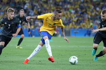 RIO DE JANEIRO, BRAZIL - AUGUST 20: Luan of Brazil in action during the Men's Soccer Final between Brazil and Germany on day 15 of the Rio 2016 Olympic Games at Maracana Stadium on August 20, 2016 in Rio de Janeiro, Brazil. (Photo by Jean Catuffe/Getty Im