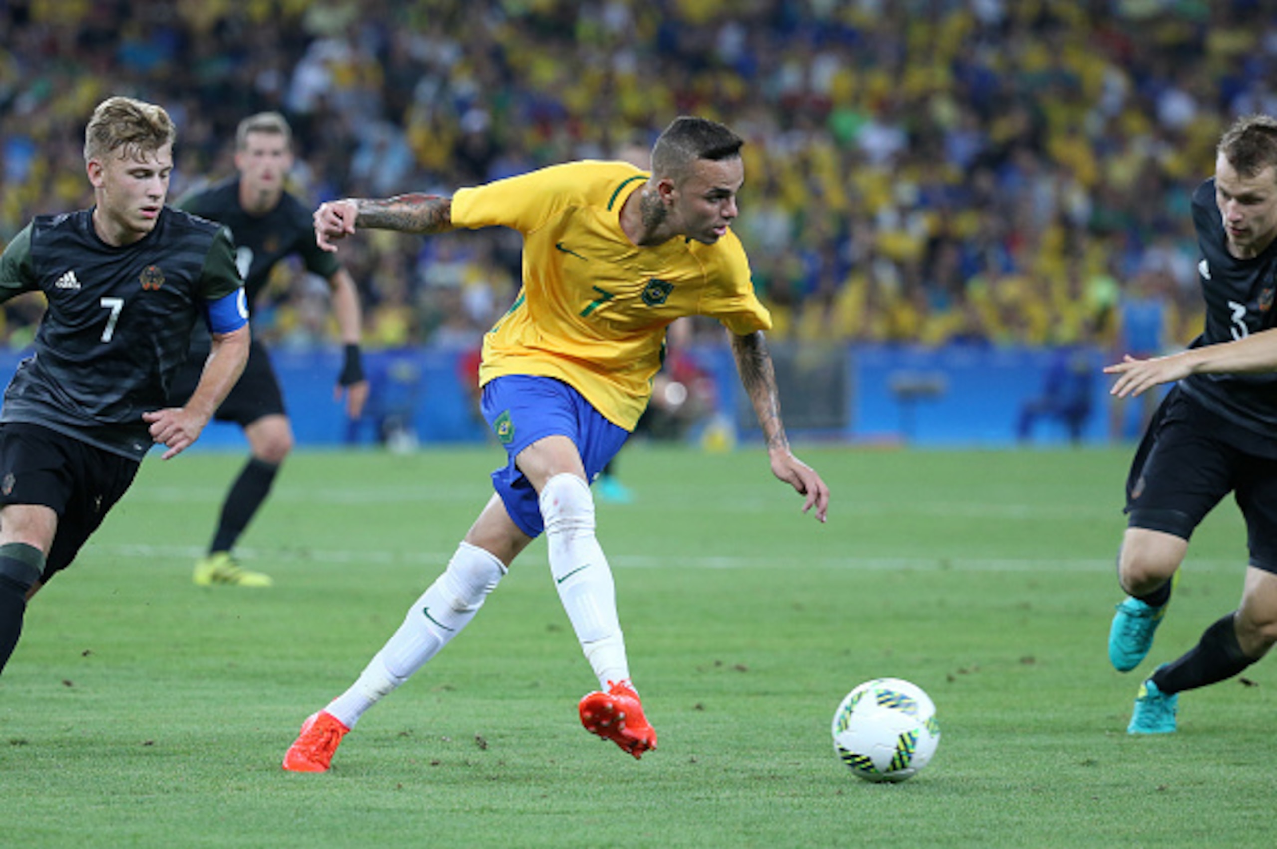 RIO DE JANEIRO, BRAZIL - AUGUST 20: Luan of Brazil in action during the Men's Soccer Final between Brazil and Germany on day 15 of the Rio 2016 Olympic Games at Maracana Stadium on August 20, 2016 in Rio de Janeiro, Brazil. (Photo by Jean Catuffe/Getty Im