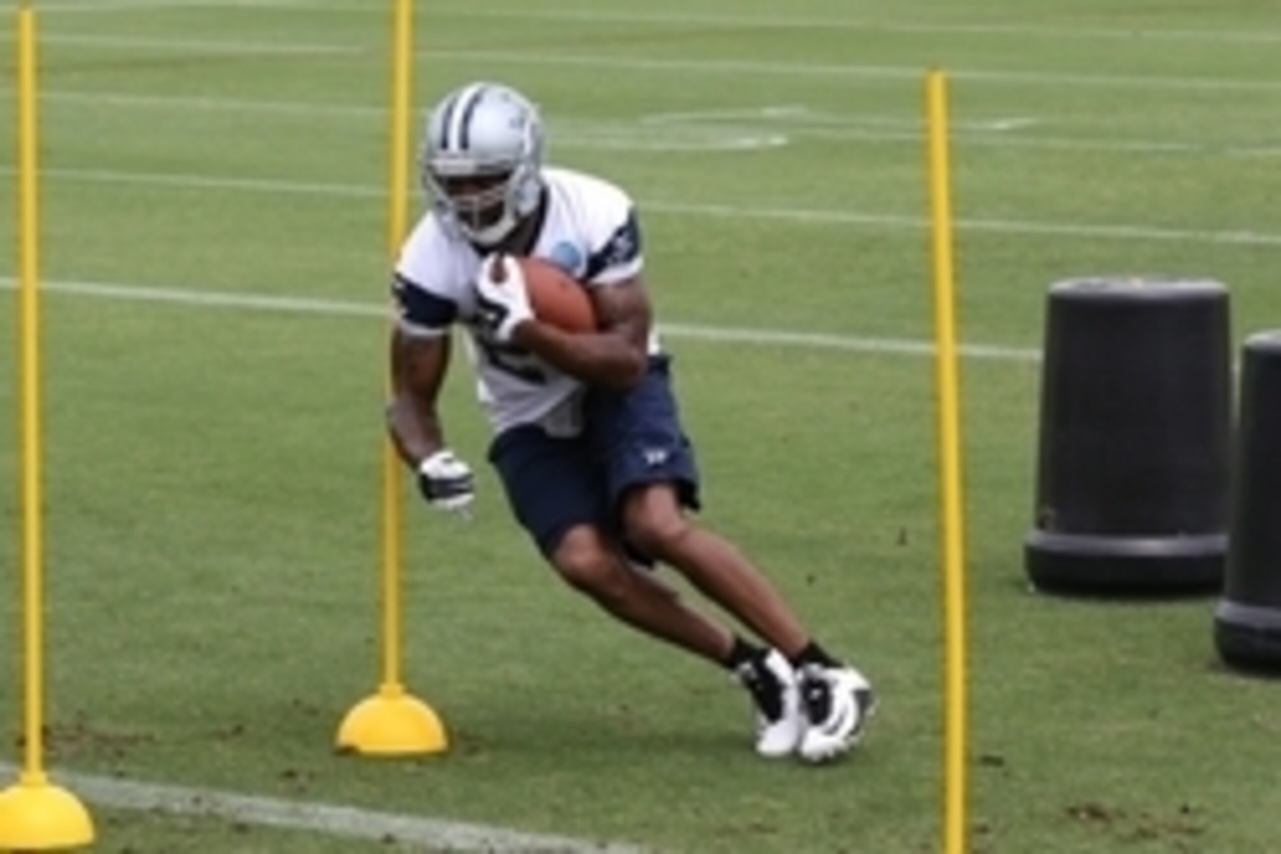 May 25, 2016; Irving, TX, USA; Dallas Cowboys running back Darren McFadden (20) runs a drill during organized team activities at Dallas Cowboys Headquarters. Mandatory Credit: Matthew Emmons-USA TODAY Sports