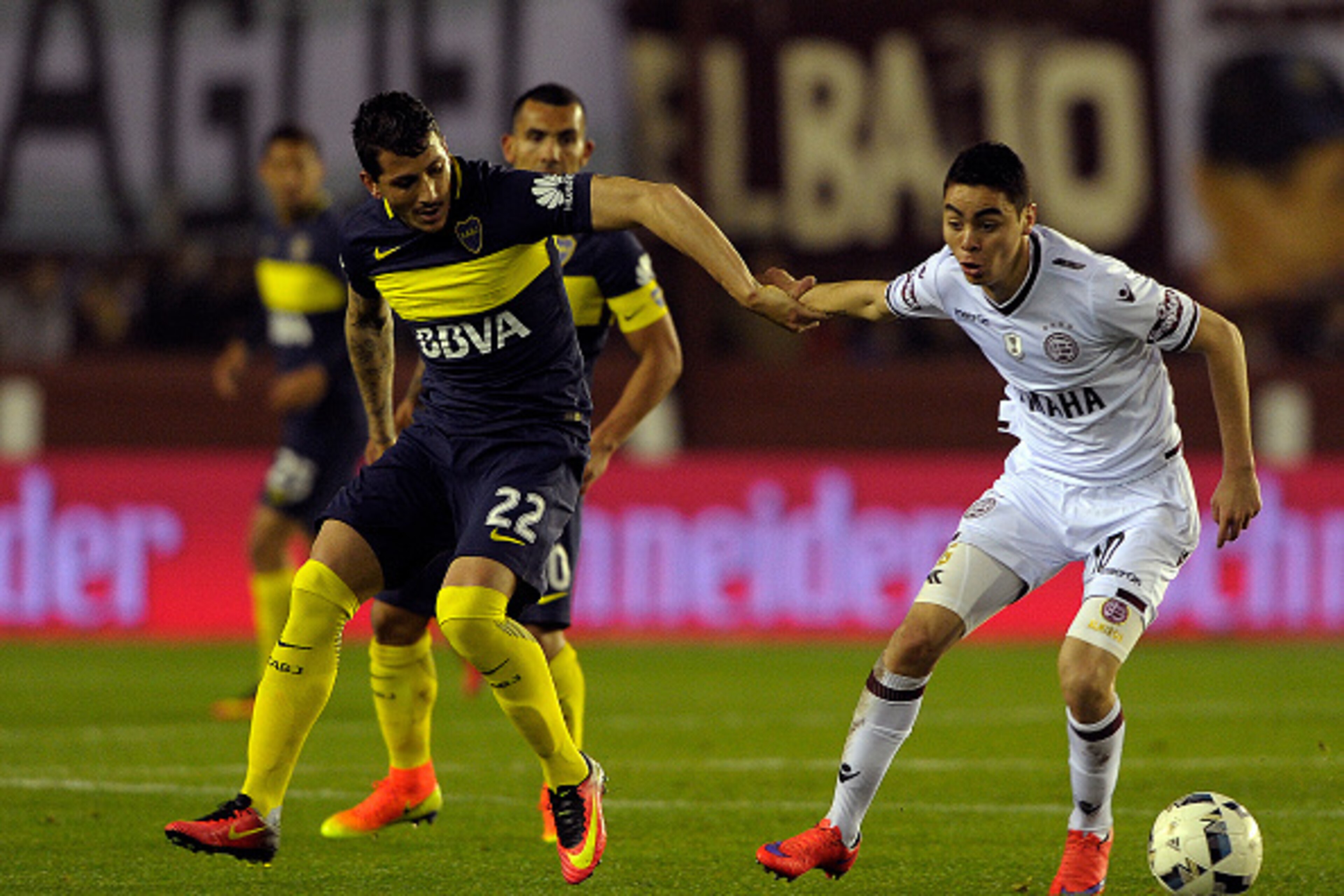 Lanus' midfielder Miguel Almiron (R) vies for the ball with Boca Juniors' midfielder Gonzalo Castellani during their Argentina First Division football match, at Nestor Diaz Perez stadium, in Lanus, Buenos Aires province, Argentina on August 28, 2016. / A Lanus' midfielder Miguel Almiron (R) vies for the ball with Boca Juniors' midfielder Gonzalo Castellani during their Argentina First Division football match, at Nestor Diaz Perez stadium, in Lanus, Buenos Aires province, Argentina on August 28, 2016. / A