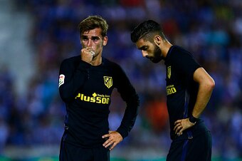 LEGANES, SPAIN - AUGUST 27: Antoine Griezmann (L) of Atletico de Madrid and his teammate Yannick Carrasco (R) react before striking the ball after a fault during the La Liga match between Club Deportivo Leganes and Club Atletico de Madrid at Estadio Munic