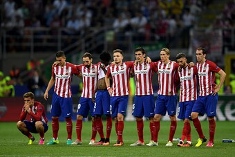MILAN, ITALY - MAY 28:  Atletico Madrid players look on during the penalty shoot out during the UEFA Champions League Final match between Real Madrid and Club Atletico de Madrid at Stadio Giuseppe Meazza on May 28, 2016 in Milan, Italy.  (Photo by Laurenc