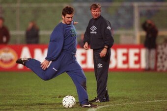 22 NOV 1994:  ERIC CANTONA OF MANCHESTER UNITED FIRES A SHOT AT GOAL DURING TRAINING TODAY AS CLUB MANAGER ALEX FERGUSON WATCHES IN THE BACKGROUND. CANTONA RETURNS TO THE SQUAD FOR THE EUROOEAN CHAMPIONS LEAGUE MATCH AGAINST GOTHENBURG TOMORROW AFTER A LO
