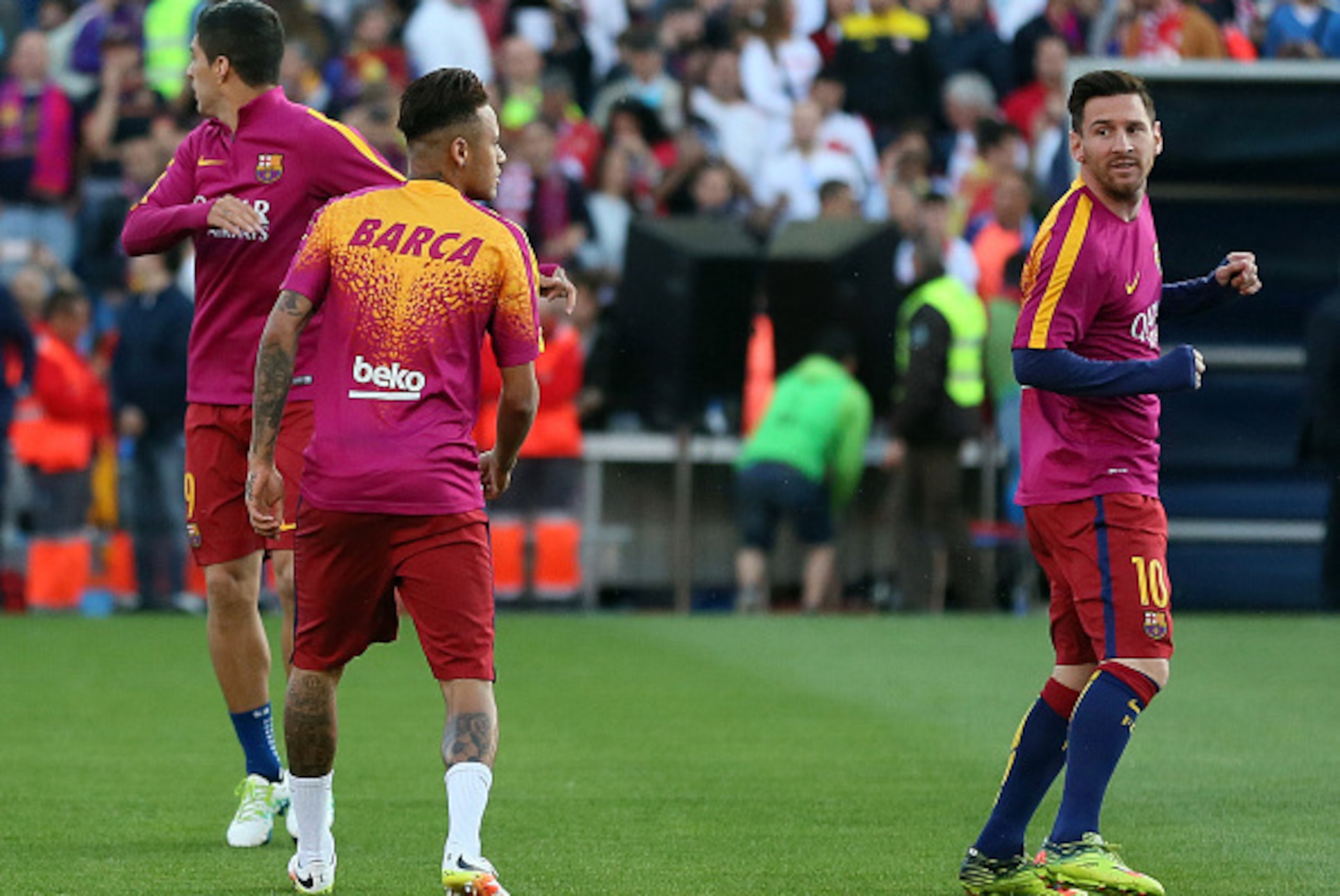 Barcelona's Uruguayan forward Luis Suarez (L), Barcelona's Brazilian forward Neymar and Barcelona's Argentinian forward Lionel Messi (R) warm up before the Spanish 'Copa del Rey' (King's Cup) final match FC Barcelona vs Sevilla FC at the Vicente Calderon 