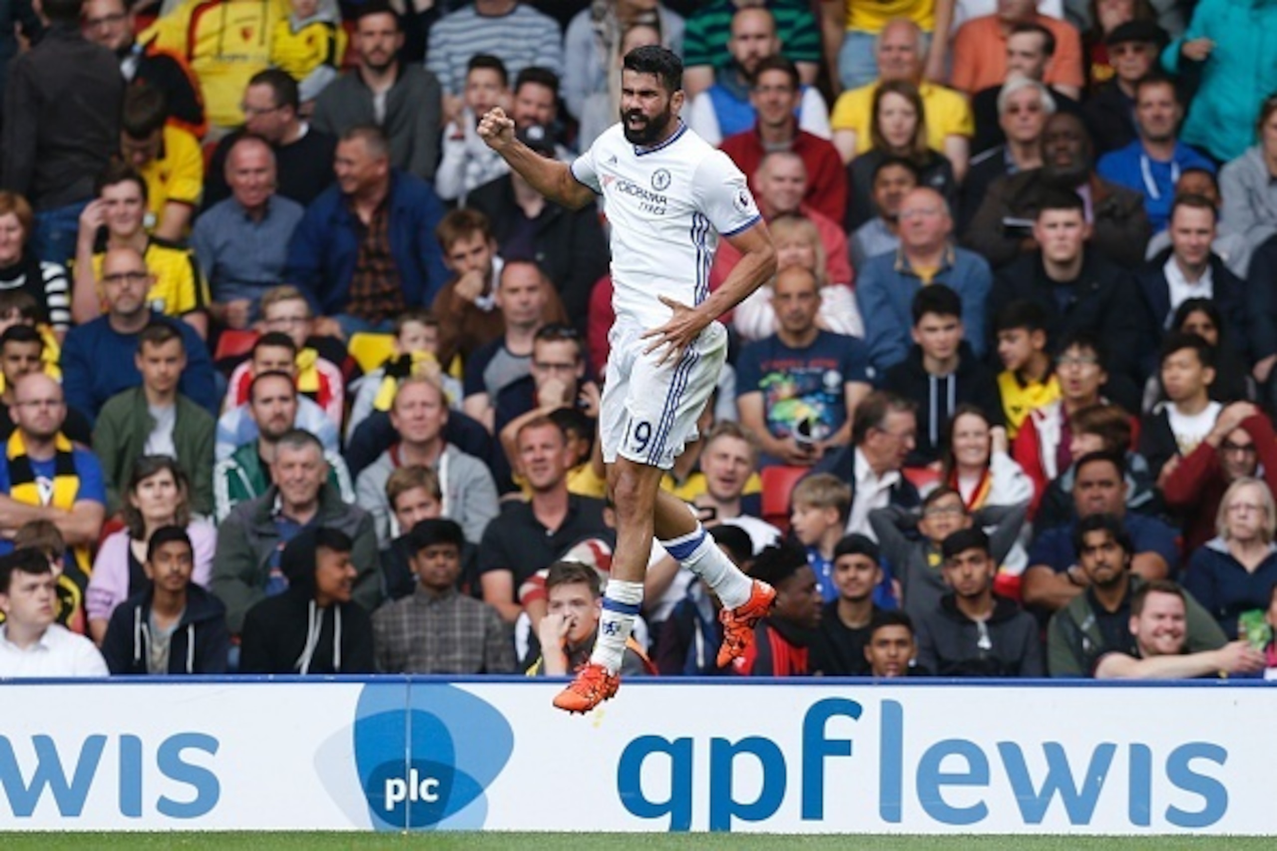 Chelsea's Brazilian-born Spanish striker Diego Costa celebrates scoring their second goal during the English Premier League football match between Watford and Chelsea at Vicarage Road Stadium in Watford, north of London on August 20, 2016. / AFP / Ian Kin