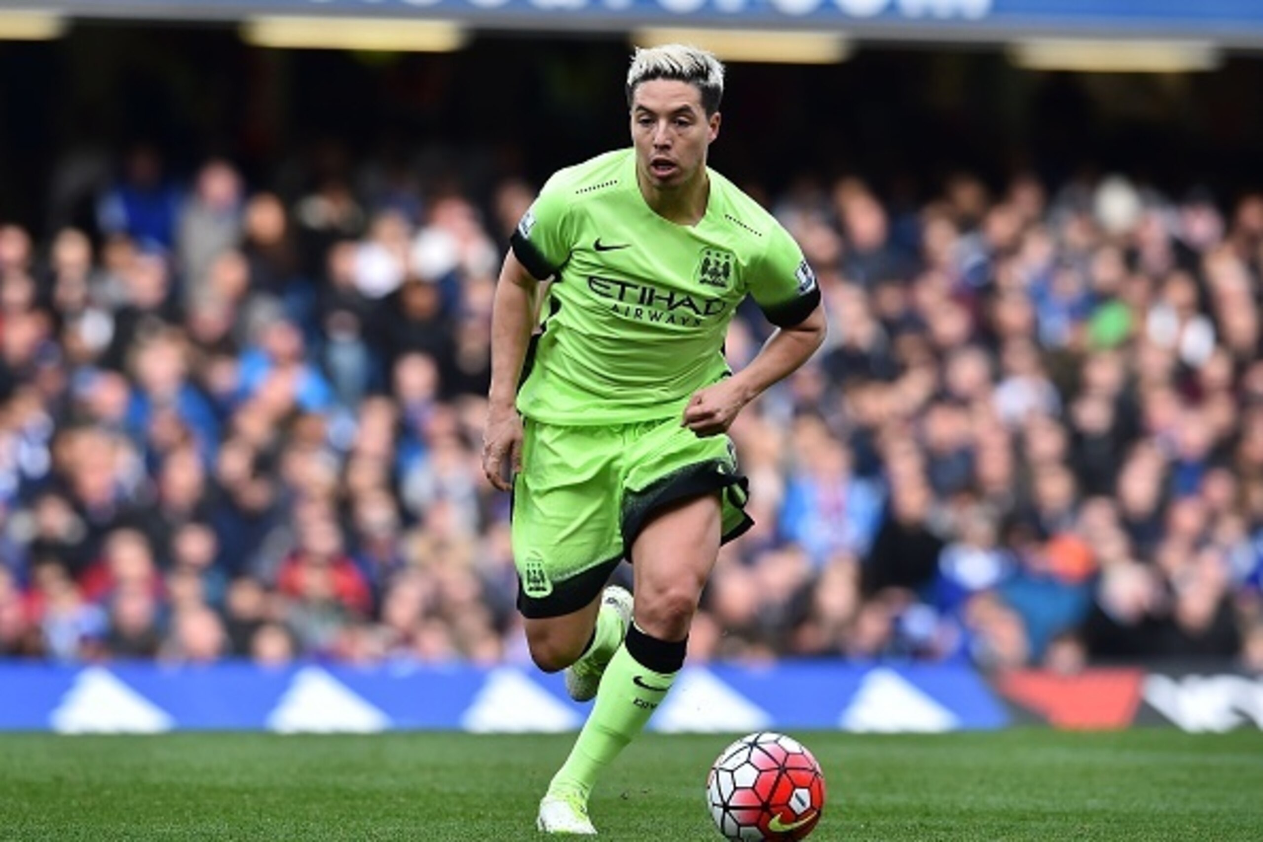 Manchester City's French midfielder Samir Nasri runs with the ball during the English Premier League football match between Chelsea and Manchester City at Stamford Bridge in London on April 16, 2016. / AFP / Ben STANSALL / RESTRICTED TO EDITORIAL USE. No 