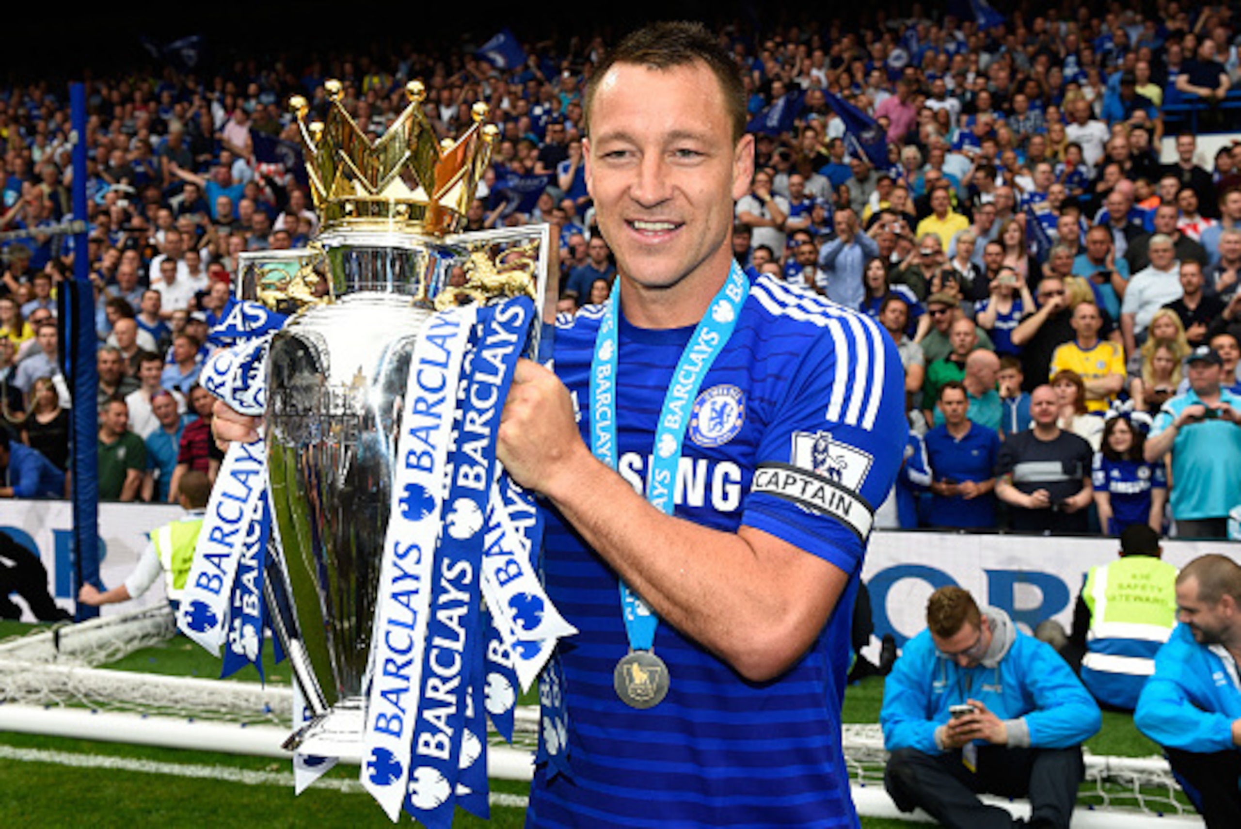 LONDON, ENGLAND - MAY 24: John Terry of Chelsea celebrates with the trophy after the Barclays Premier League match between Chelsea and Sunderland at Stamford Bridge on May 24, 2015 in London, England. Chelsea were crowned Premier League champions. (Phot LONDON, ENGLAND - MAY 24: John Terry of Chelsea celebrates with the trophy after the Barclays Premier League match between Chelsea and Sunderland at Stamford Bridge on May 24, 2015 in London, England. Chelsea were crowned Premier League champions. (Phot
