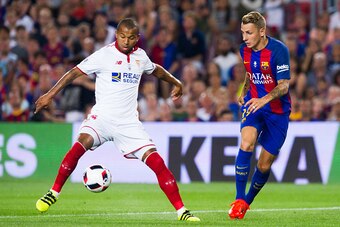 BARCELONA, SPAIN - AUGUST 17: Mariano Ferreira (L) of Sevilla FC controls the ball next to Lucas Digne (R) of FC Barcelona during the Spanish Super Cup Final second leg match between FC Barcelona and Sevilla FC at Camp Nou on August 17, 2016 in Barcelona,