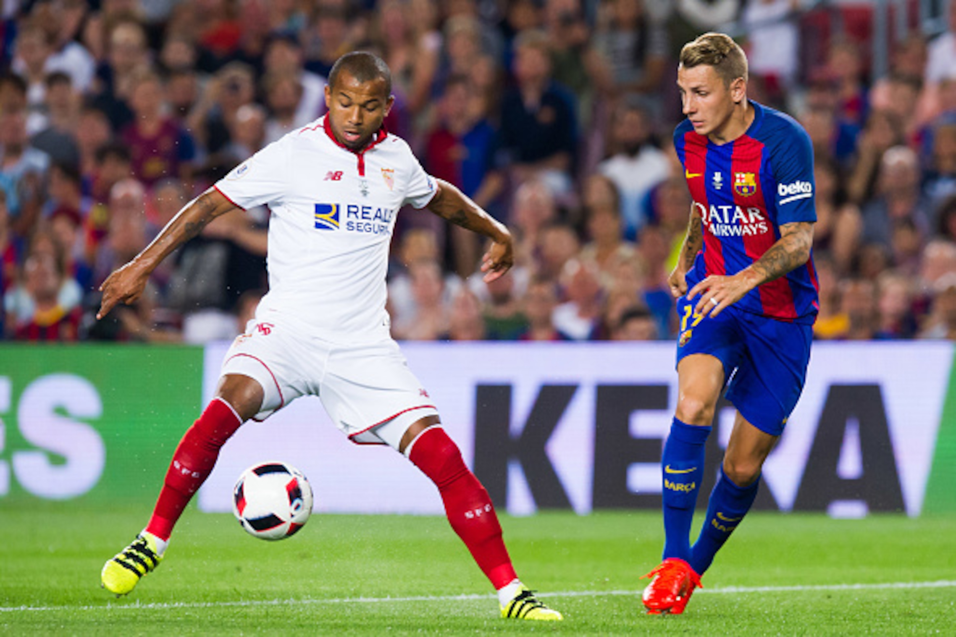 BARCELONA, SPAIN - AUGUST 17: Mariano Ferreira (L) of Sevilla FC controls the ball next to Lucas Digne (R) of FC Barcelona during the Spanish Super Cup Final second leg match between FC Barcelona and Sevilla FC at Camp Nou on August 17, 2016 in Barcelona, BARCELONA, SPAIN - AUGUST 17: Mariano Ferreira (L) of Sevilla FC controls the ball next to Lucas Digne (R) of FC Barcelona during the Spanish Super Cup Final second leg match between FC Barcelona and Sevilla FC at Camp Nou on August 17, 2016 in Barcelona,