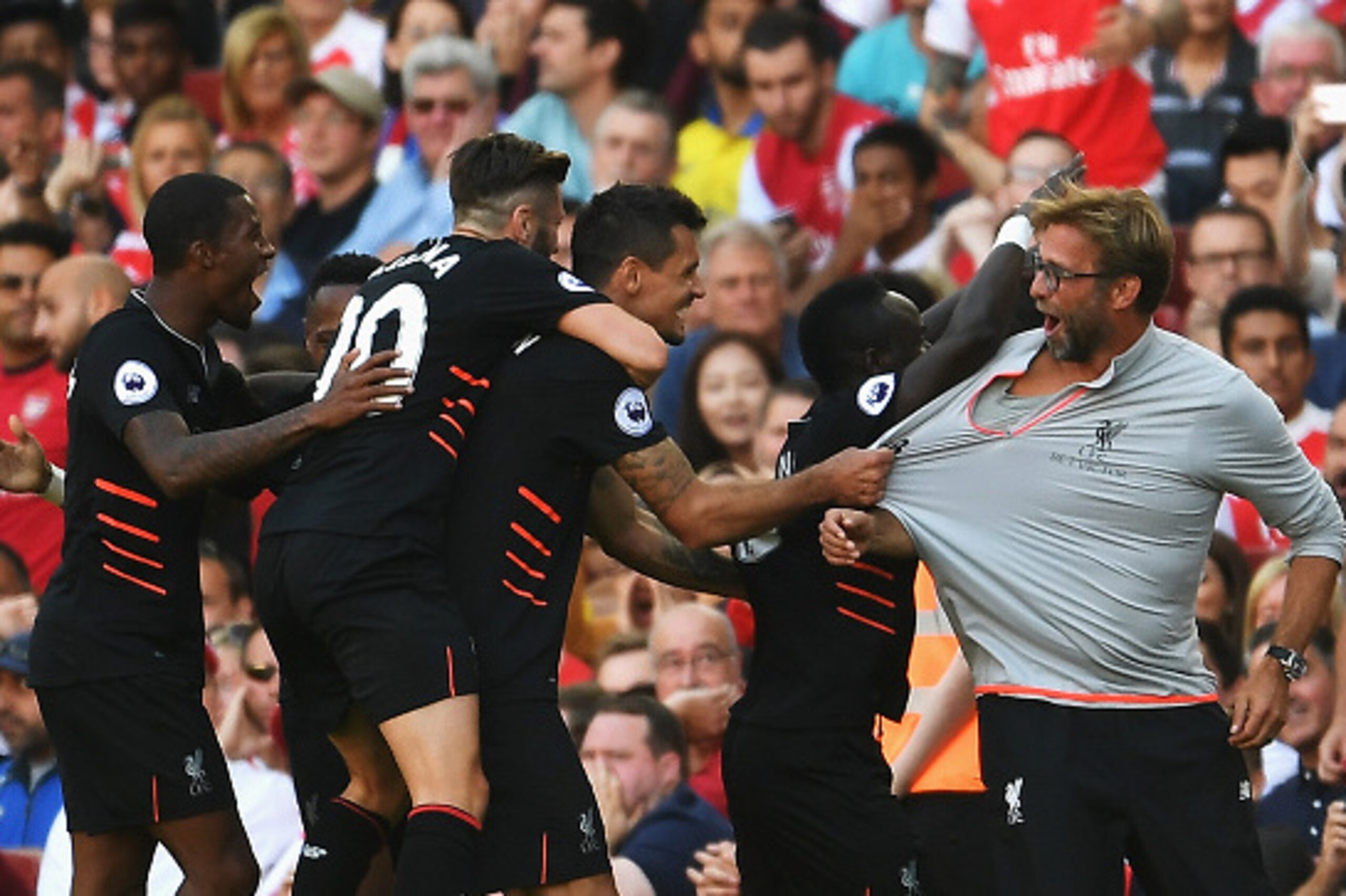 LONDON, ENGLAND - AUGUST 14:  Sadio Mane of Liverpool and team mates celebrate his goal with Jurgen Klopp, Manager of Liverpool during the Premier League match between Arsenal and Liverpool at Emirates Stadium on August 14, 2016 in London, England.  (Phot