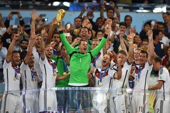 RIO DE JANEIRO, BRAZIL - JULY 13:  Manuel Neuer of Germany lifts the World Cup trophy with his team after defeating Argentina 1-0 in extra time during the 2014 FIFA World Cup Brazil Final match between Germany and Argentinaat Maracana on July 13, 2014 in 