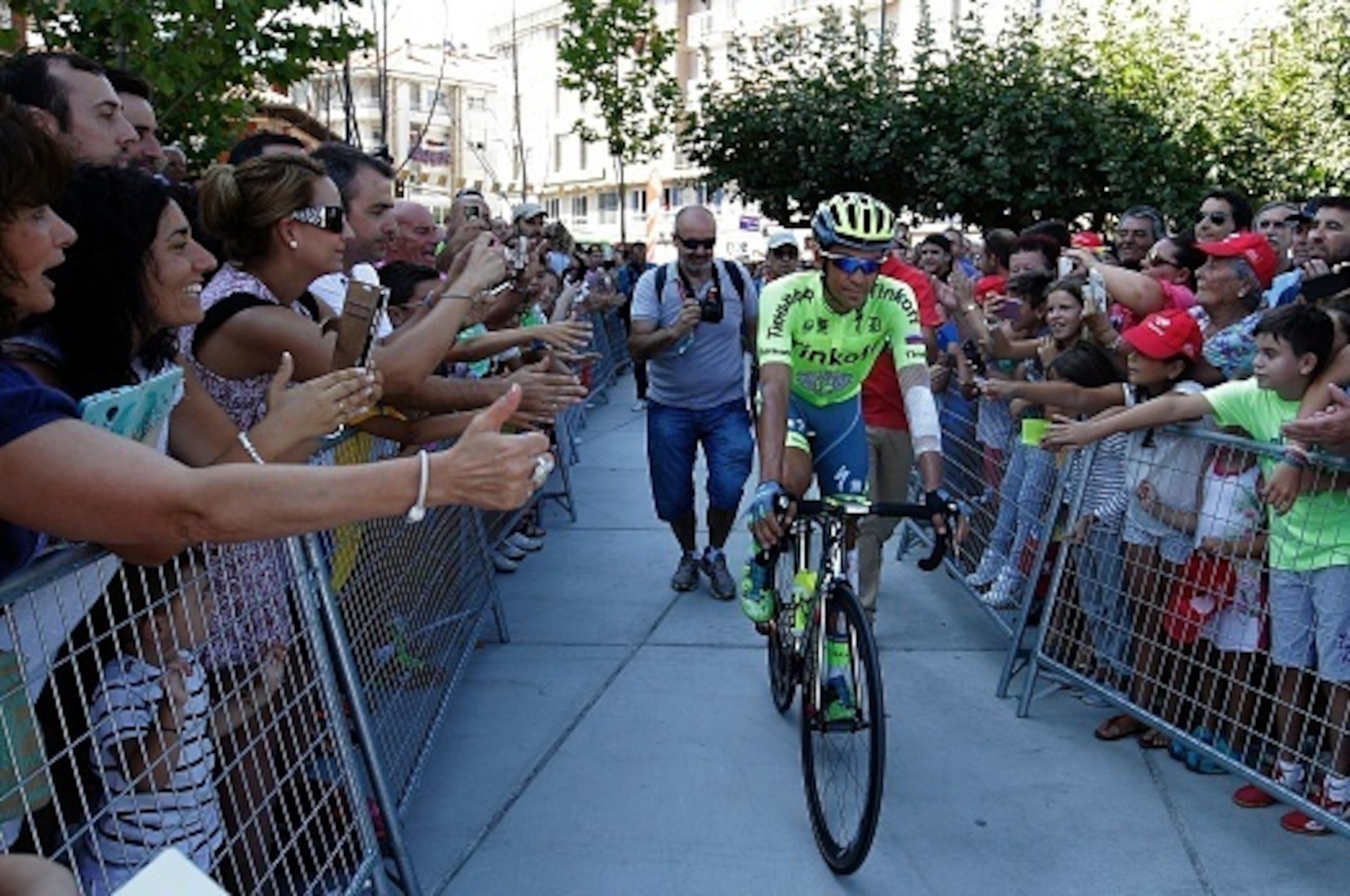 Tinkoff's cyclist Alberto Contador arrives to take part in the 12th stage of the 71st edition of 'La Vuelta' Tour of Spain, a 193,2 km route between Los corrales de Buelna and Bilbao on September 1, 2016. / AFP / JOSE JORDAN        (Photo credit should re