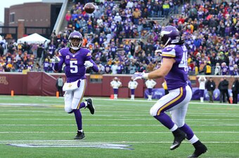 MINNEAPOLIS, MN - DECEMBER 20:  Teddy Bridgewater #5 of the Minnesota Vikings passes the ball to Zach Line #48 of the Minnesota Vikings for a touchdown against the Chicago Bears in the fourth quarter on December 20, 2015 at TCF Bank Stadium in Minneapolis