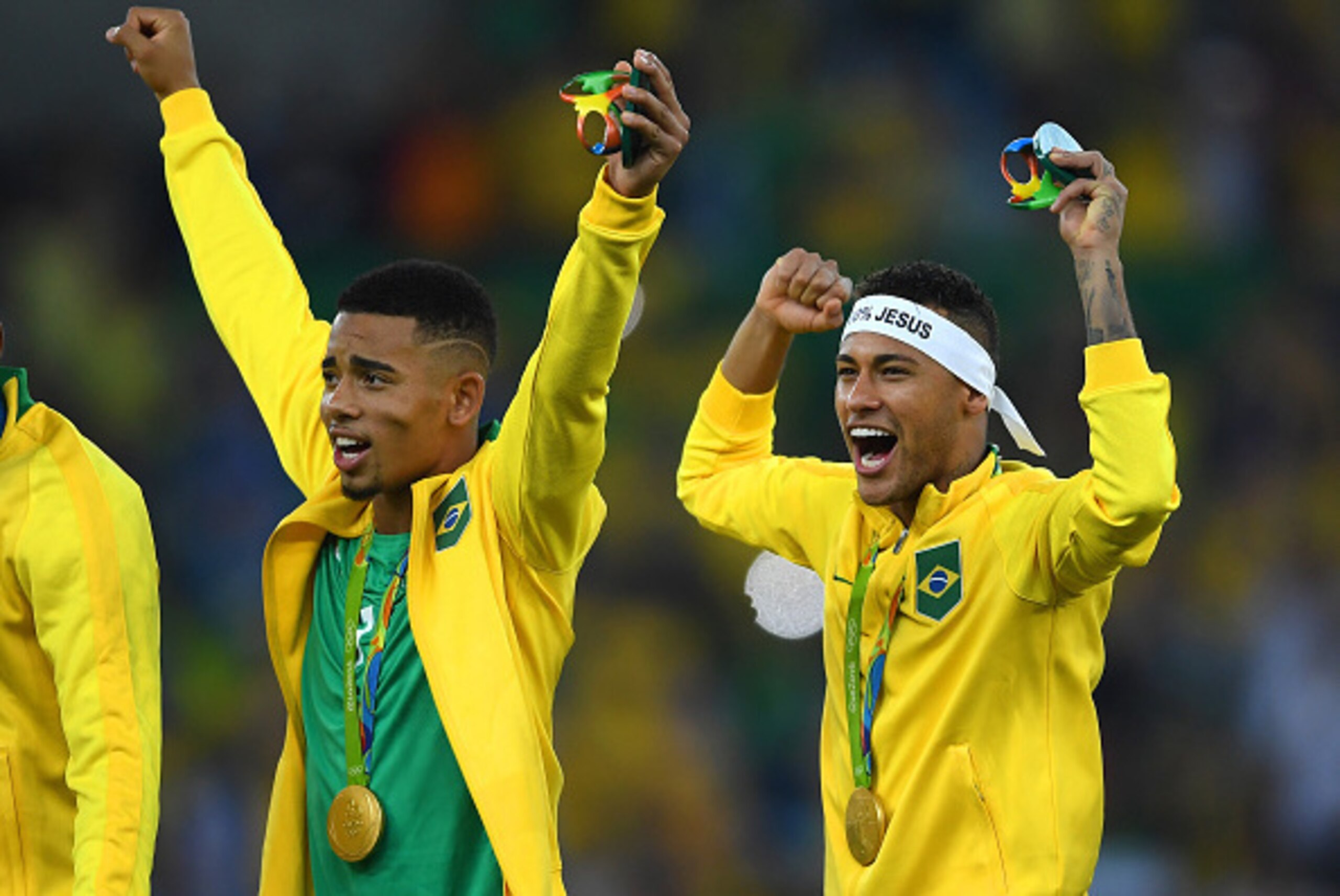 RIO DE JANEIRO, BRAZIL - AUGUST 20:  (L-R) Gabriel Jesus of Brazil and Neymar of Brazil celebrate with their gold medals following the Men's Football Final between Brazil and Germany at the Maracana Stadium on Day 15 of the Rio 2016 Olympic Games on Augus