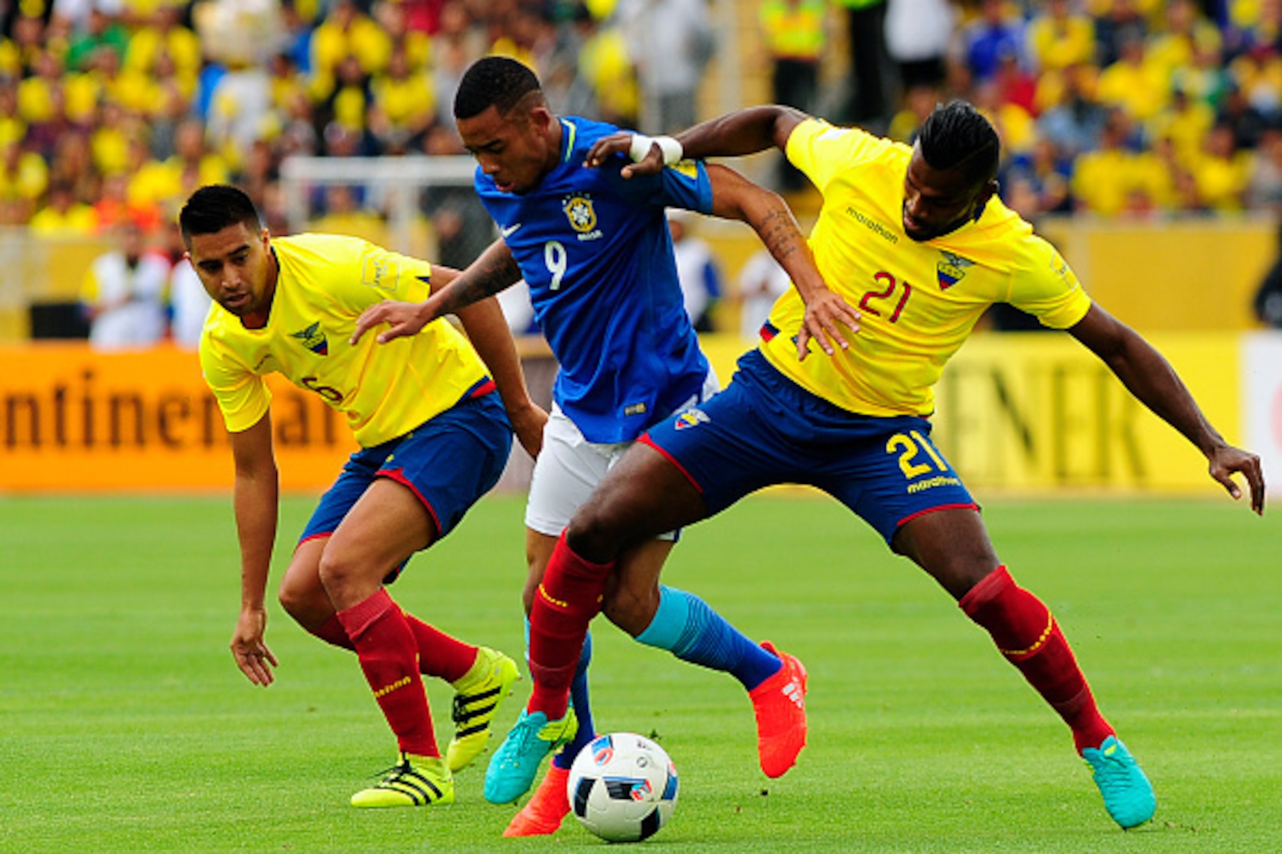 Ecuador's defender Gabriel Achilier (R) and Brazil's Gabriel Jesus vie for the ball during their 2018 FIFA World Cup qualifying football match between Ecuador and Brazil at the Atahualpa stadium in Quito, on September 1, 2016. / AFP / JUAN CEVALLOS       