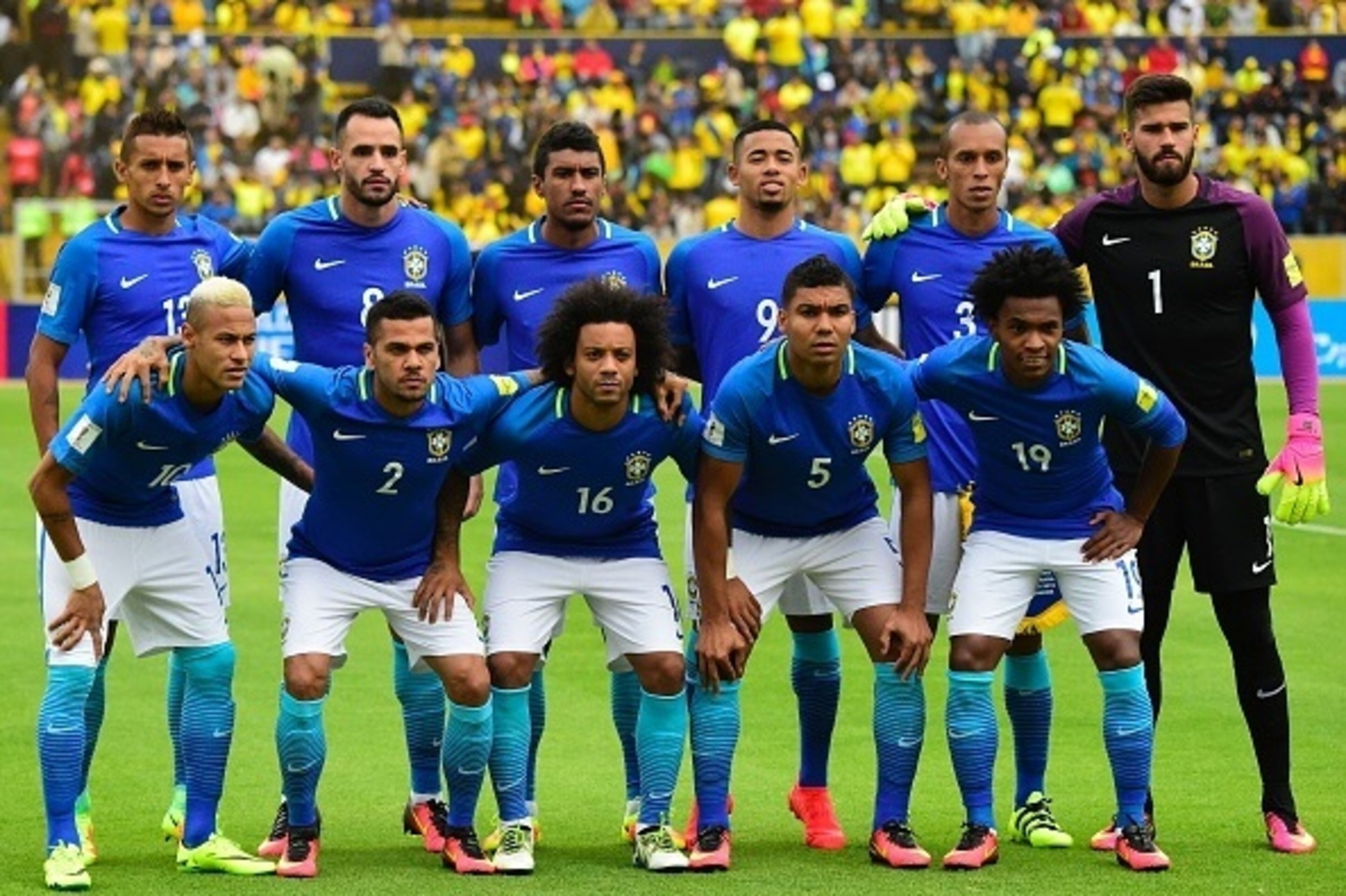 Brazil's football team poses before their 2018 FIFA World Cup qualifying football match between Ecuador and Brazil at the Atahualpa stadium in Quito, on September 1, 2016. / AFP / RODRIGO BUENDIA        (Photo credit should read RODRIGO BUENDIA/AFP/Getty 