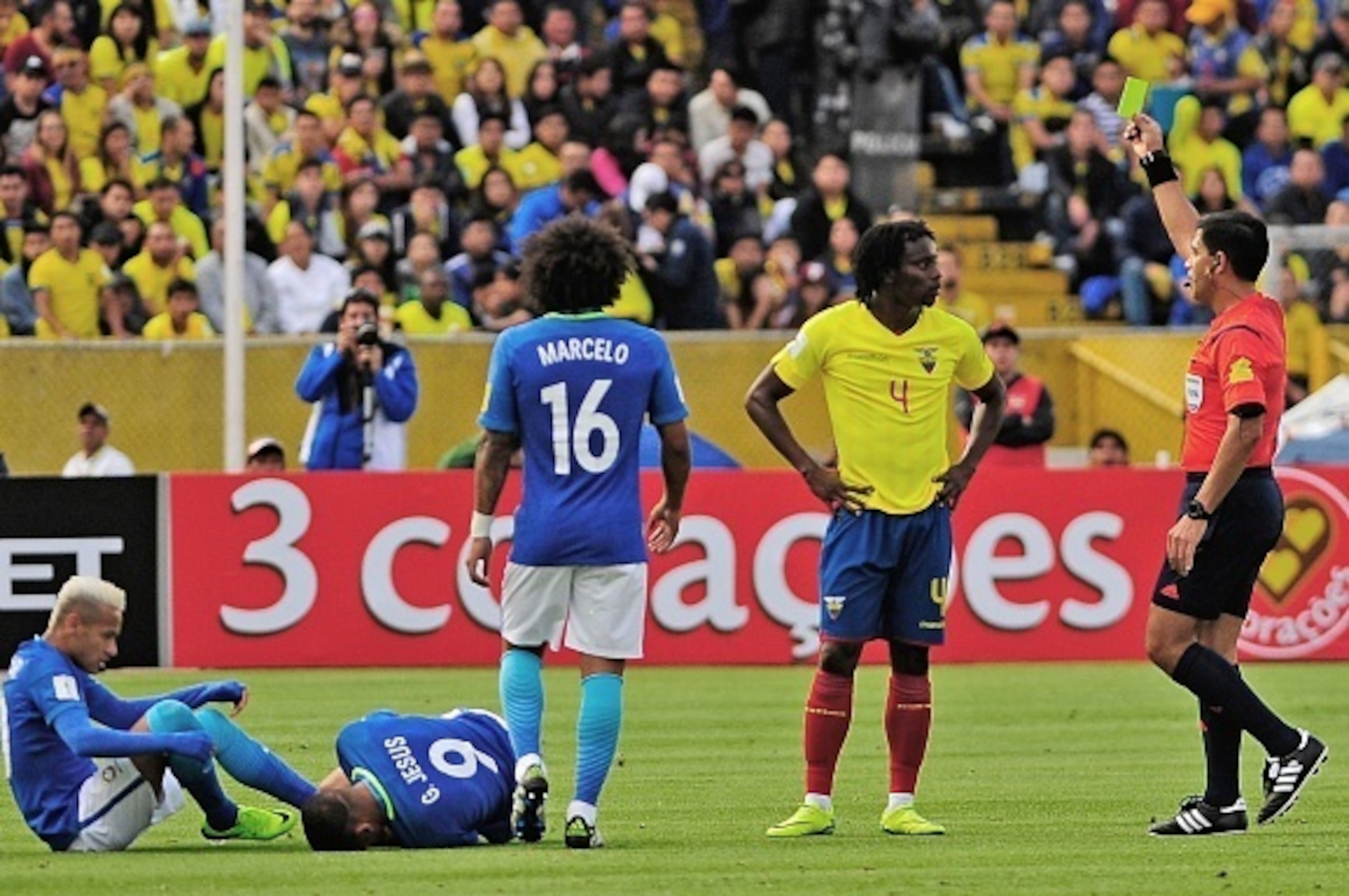 Uruguayan referee aniel Fedorczuk(R) shows the yellow card to Ecuador's defender Juan Carlos Paredes (2 R) during their 2018 FIFA World Cup qualifying football match between Ecuador and Brazil at the Atahualpa stadium in Quito, on September 1, 2016. / AFP