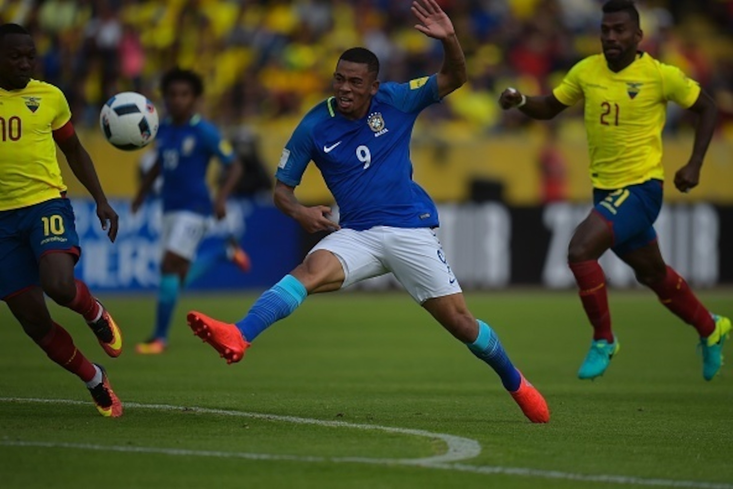 Brazil's Gabriel Jesus controls the ball during their 2018 FIFA World Cup qualifying football match between Ecuador and Brazil at the Atahualpa stadium in Quito, on September 1, 2016. / AFP / RODRIGO BUENDIA        (Photo credit should read RODRIGO BUENDI