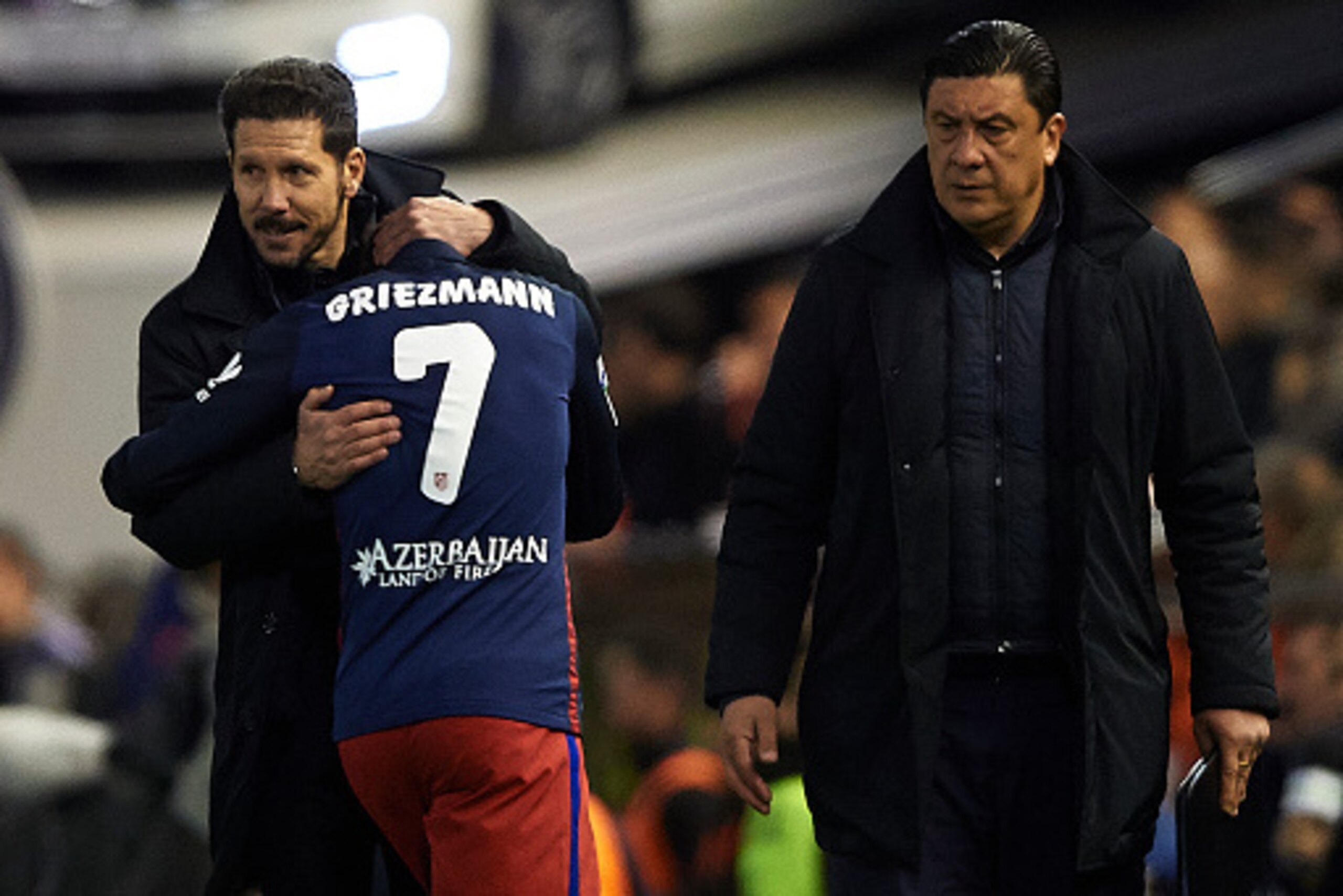 VALENCIA, SPAIN - MARCH 06: Atletico de Madrid manager Diego Pablo Simeone congratulates Antoine Griezmann after he is substituted during the La Liga match between Valencia CF and Atletico de Madrid at Estadi de Mestalla on March 06, 2016 in Valencia, Spa