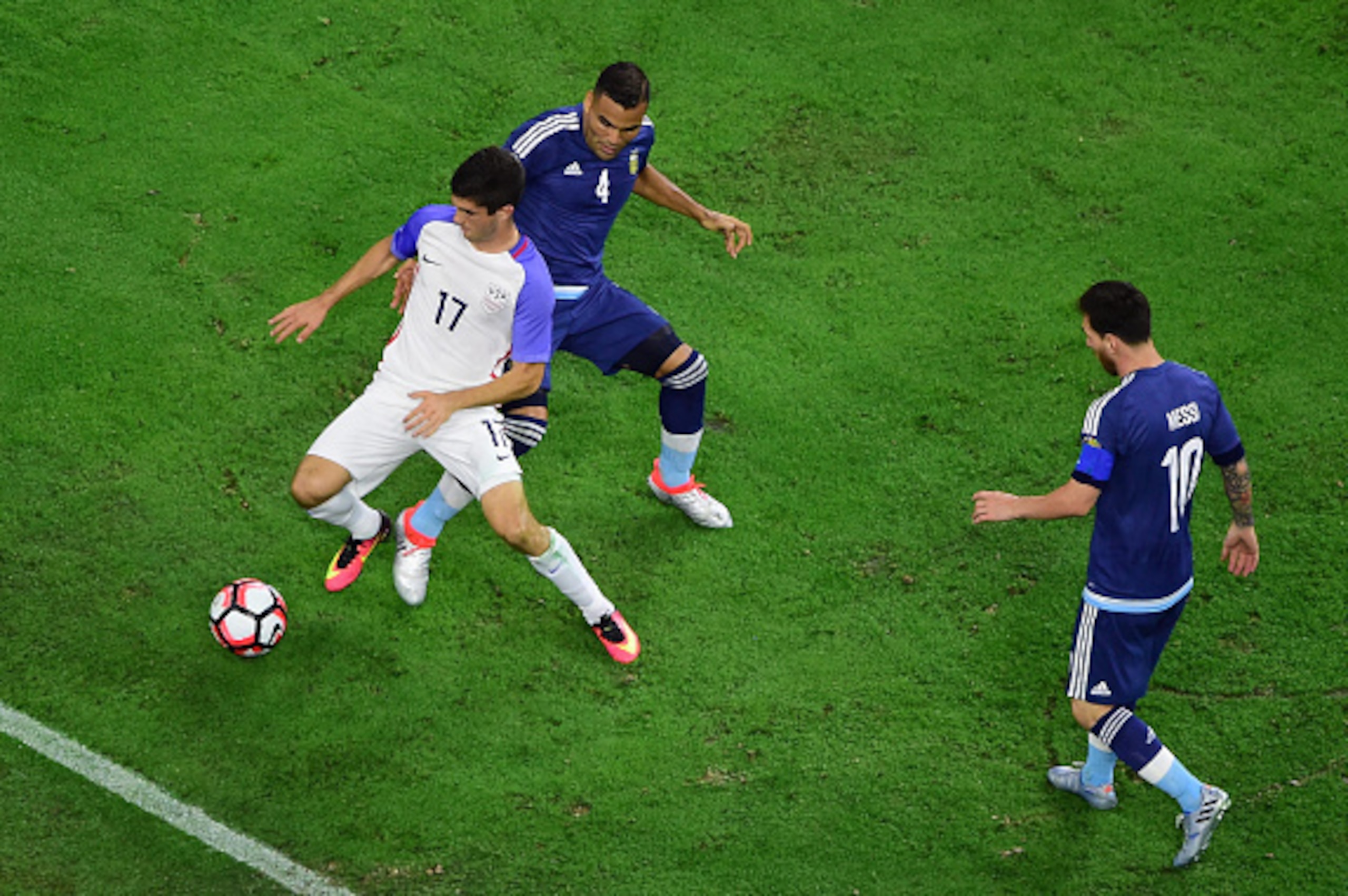 Argentina's Gabriel Mercado (C) vies for the ball with USA's Christian Pulisic (L) near Argentina's Lionel Messi during a Copa America Centenario semifinal football match in Houston, Texas, United States, on June 21, 2016.  / AFP / Frederic J. BROWN      