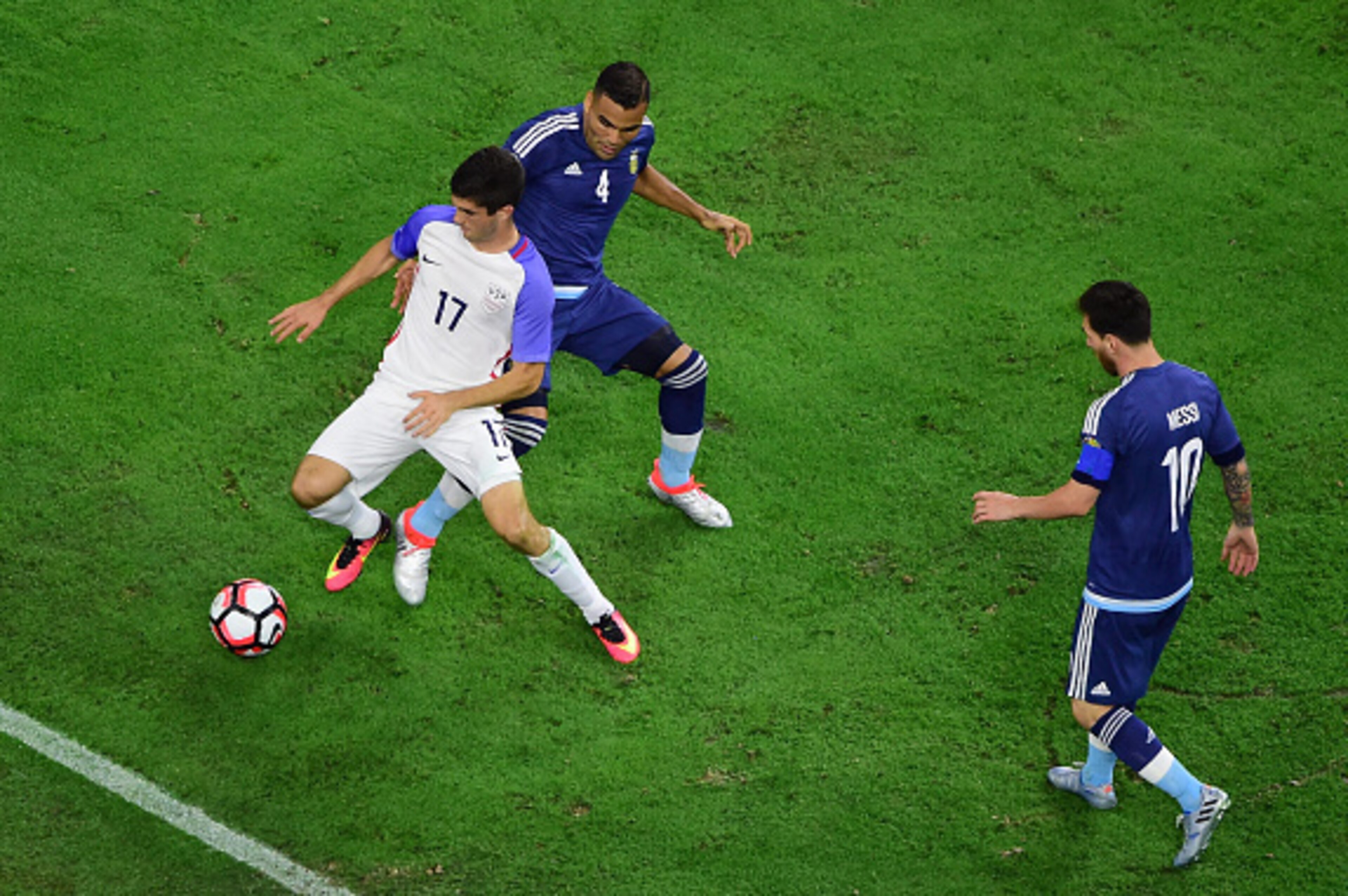 Argentina's Gabriel Mercado (C) vies for the ball with USA's Christian Pulisic (L) near Argentina's Lionel Messi during a Copa America Centenario semifinal football match in Houston, Texas, United States, on June 21, 2016.  / AFP / Frederic J. BROWN      