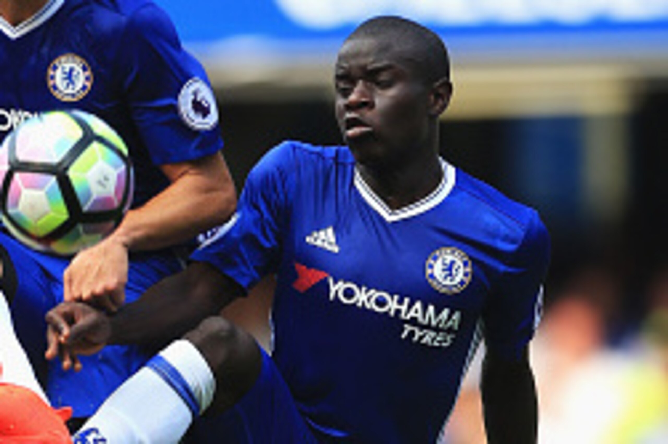 LONDON, ENGLAND - AUGUST 27: Cesar Azpilicueta of Chelsea (L) and N'Golo Kante of Chelsea (R) colide with each other during the Premier League match between Chelsea and Burnley at Stamford Bridge on August 27, 2016 in London, England. (Photo by Ben Hoski LONDON, ENGLAND - AUGUST 27: Cesar Azpilicueta of Chelsea (L) and N'Golo Kante of Chelsea (R) colide with each other during the Premier League match between Chelsea and Burnley at Stamford Bridge on August 27, 2016 in London, England. (Photo by Ben Hoski