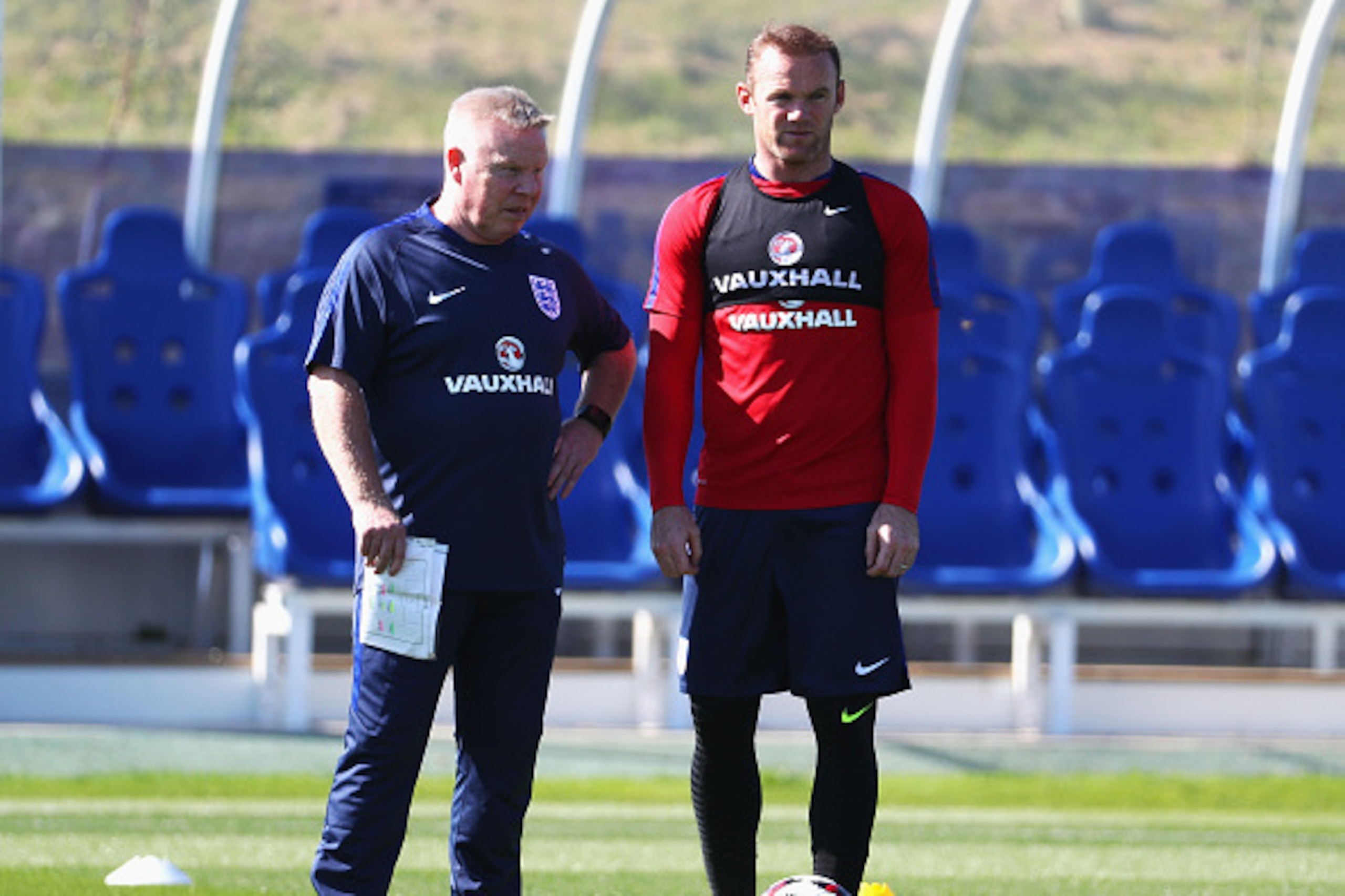 BURTON-UPON-TRENT, ENGLAND - AUGUST 30:  Wayne Rooney of England talks with assistant manager Sammy Lee during an England training session at St George's Park on August 30, 2016 in Burton-upon-Trent, England.  (Photo by Matthew Lewis/Getty Images)