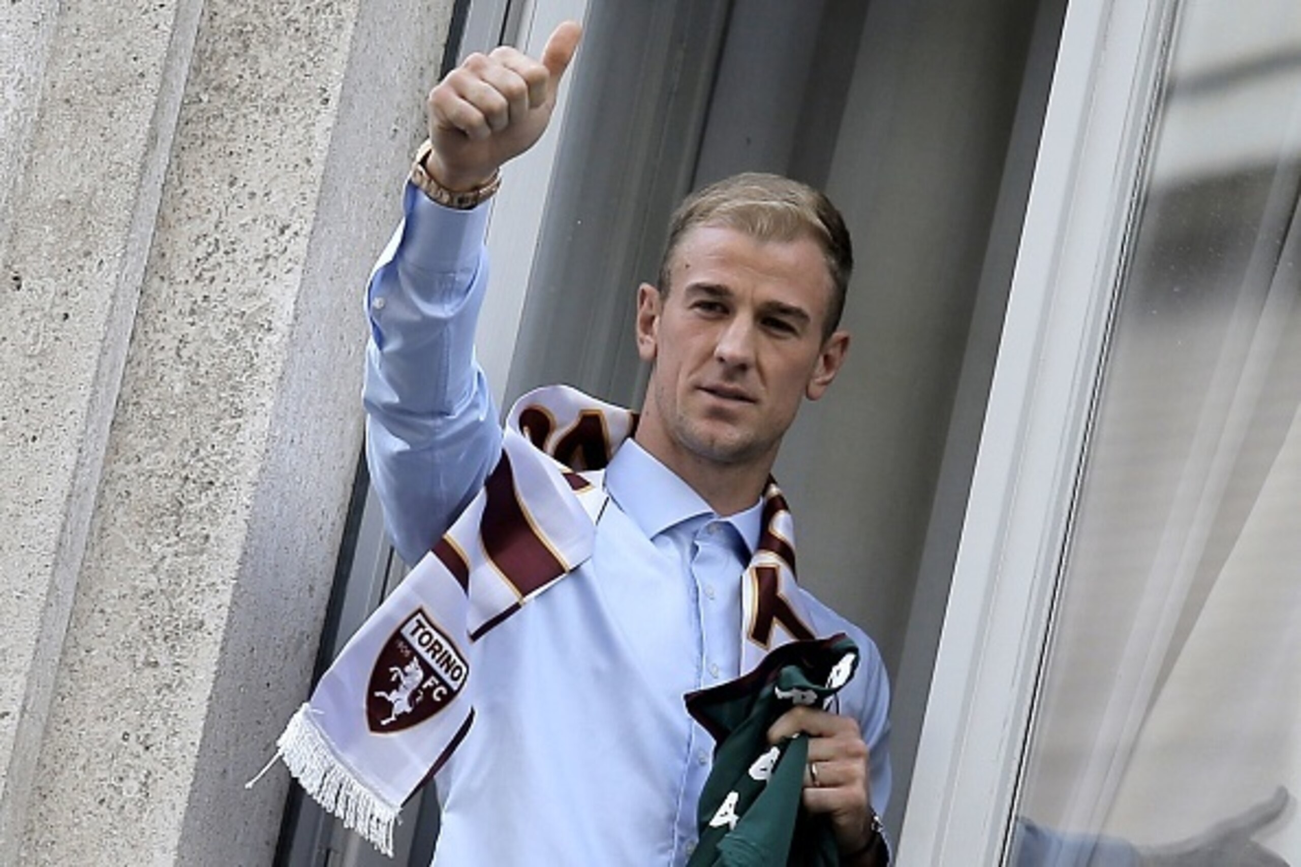 British goalkeeper Joe Hart gives a thumbs up upon his arrival for a medical check before joining the Torino football club from former club Manchester City on August 30, 2016 in Turin.
England goalkeeper Joe Hart arrived in Turin on August 30 ahead of und